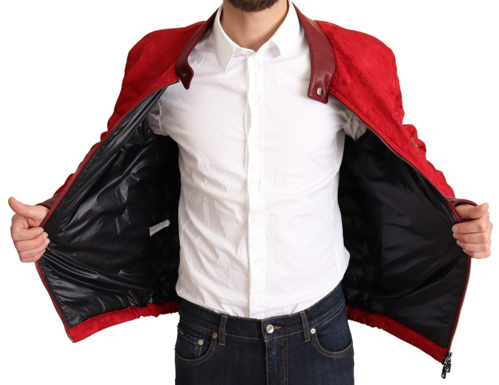 Veste bomber Dolce & Gabbana en brocart rouge avec logo doré et couronne, élégante et sophistiquée.