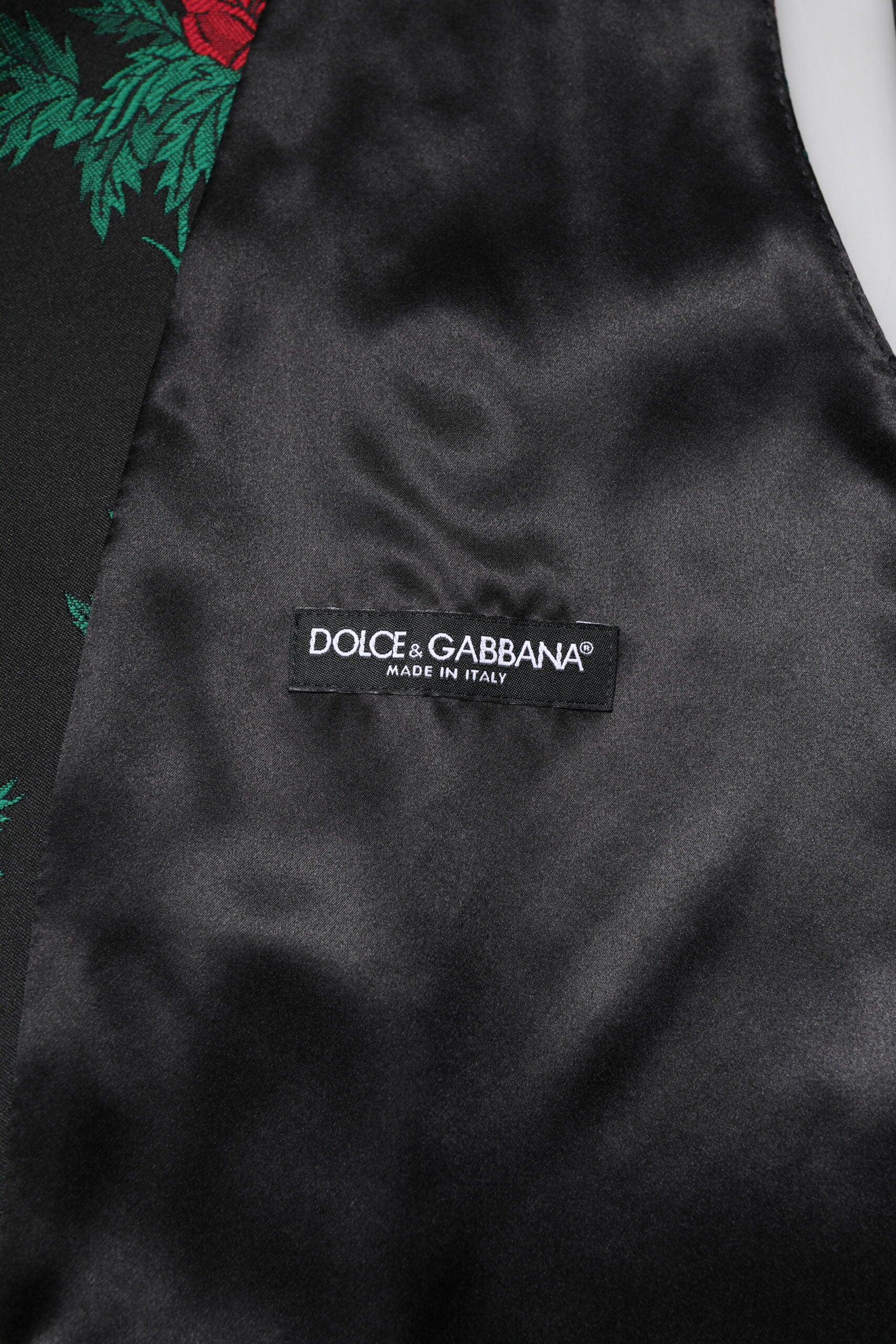 Gilet homme de cérémonie Dolce & Gabbana en brocart floral rouge, veste formelle élégante avec détails sophistiqués.