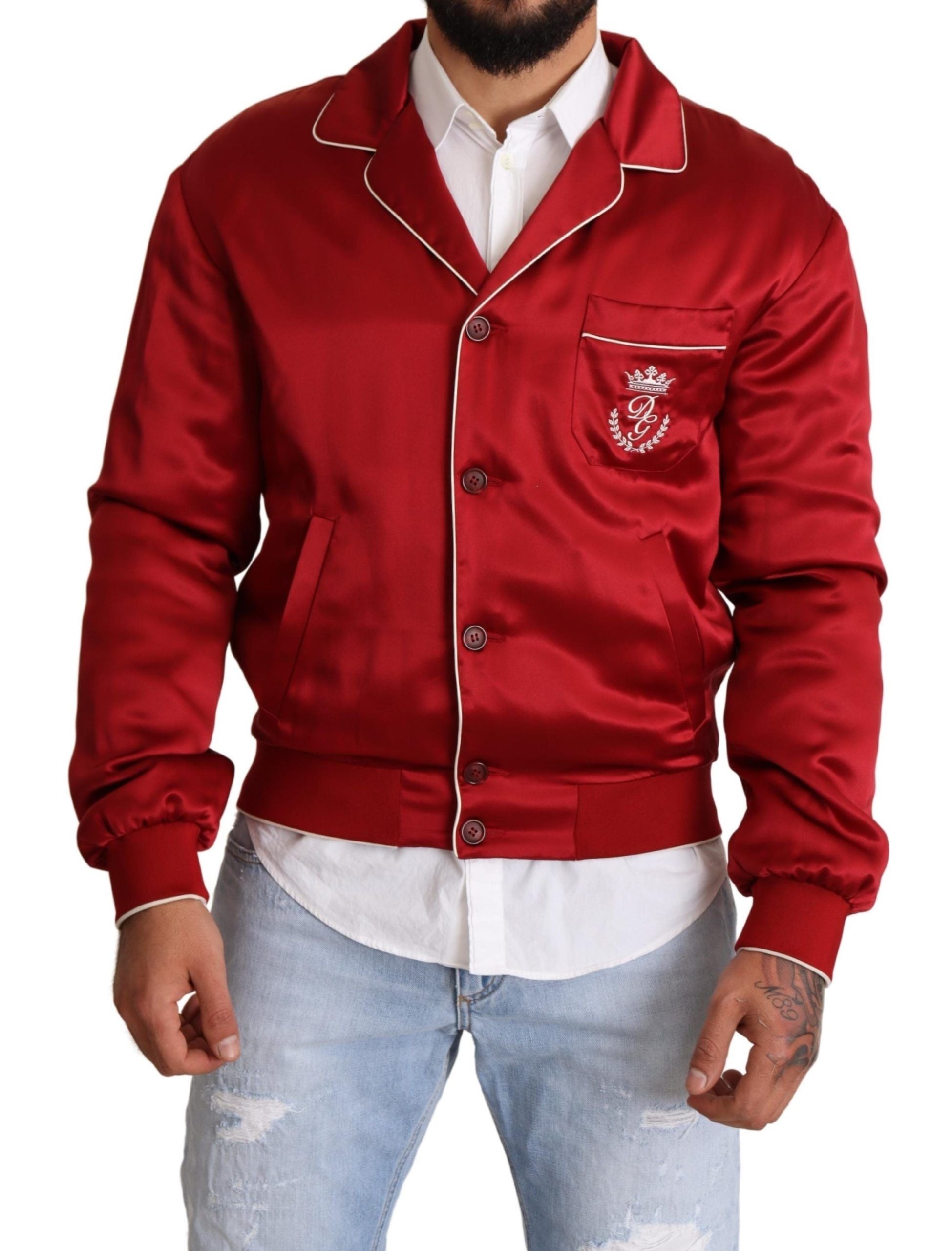 Veste bomber en soie rouge Dolce & Gabbana avec boutons et logo DG visible sur l'avant.