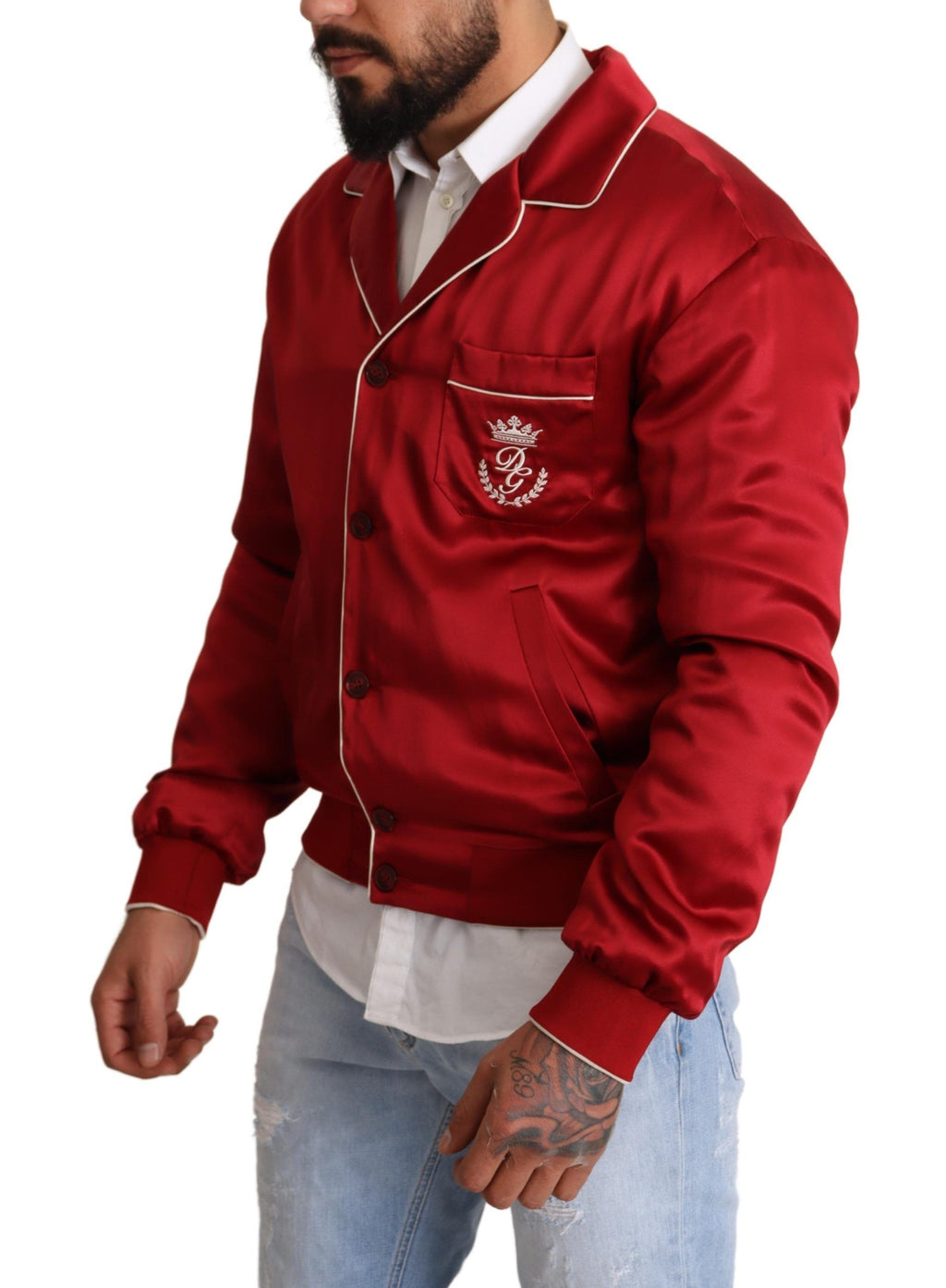 Veste bomber en soie rouge Dolce & Gabbana avec boutons et logo DG, élégante et sophistiquée, visible sur l'image.