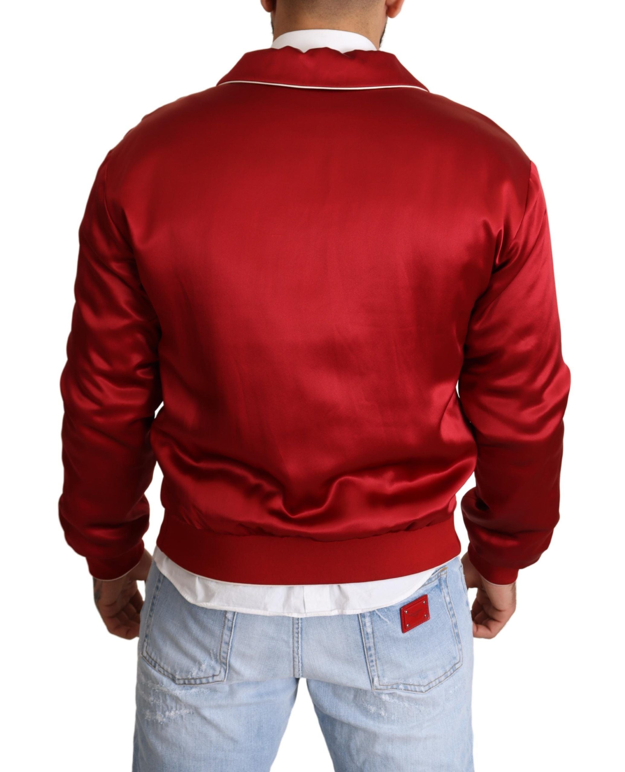 Veste bomber en soie rouge Dolce & Gabbana avec boutons et logo DG, style élégant et moderne.