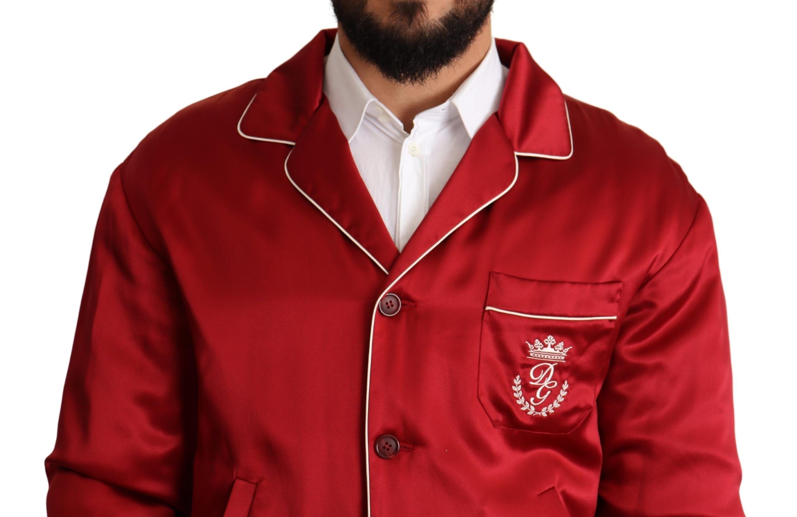Veste bomber en soie rouge Dolce & Gabbana avec boutons et logo DG visible, élégante et sophistiquée.