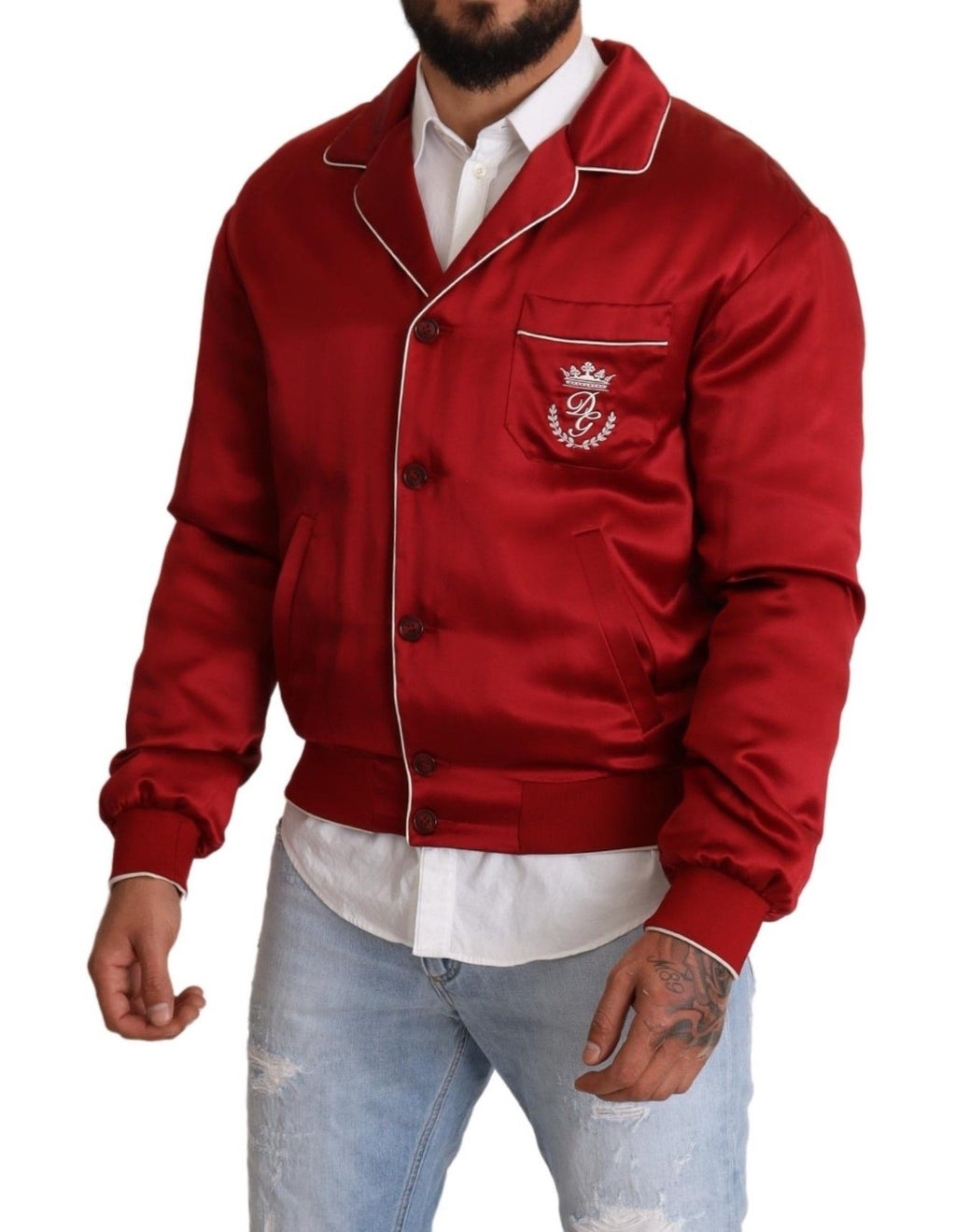 Veste bomber en soie rouge Dolce & Gabbana avec boutons et logo DG visible sur la poitrine.
