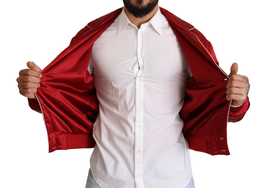 Veste bomber en soie rouge Dolce & Gabbana avec boutons et logo DG, élégante et moderne.