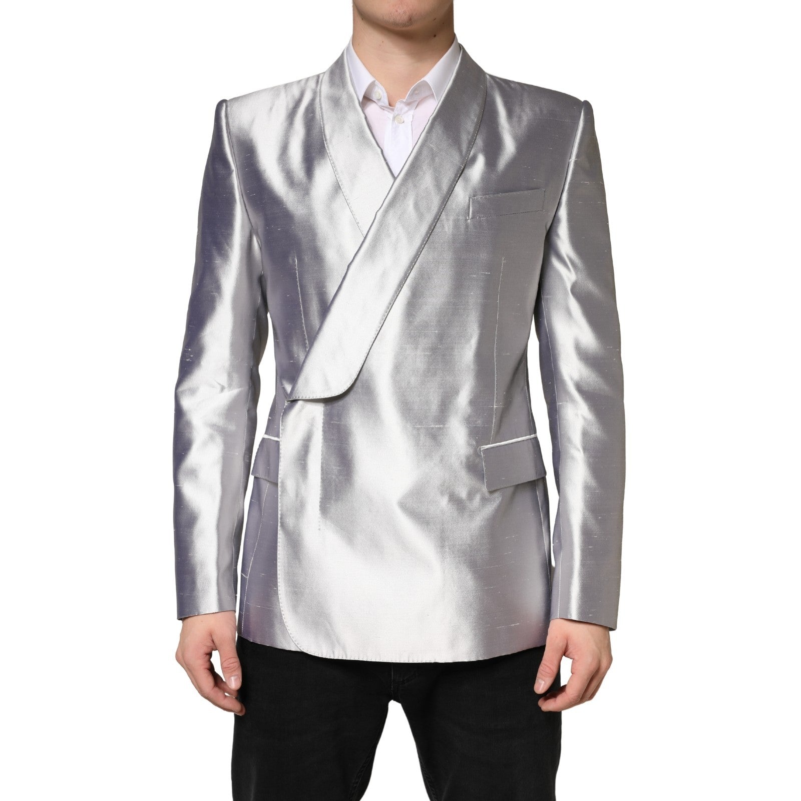 Blazer en soie double boutonnage Dolce & Gabbana Sicilia argenté, coupe élégante, détails sophistiqués, porté sur mannequin.