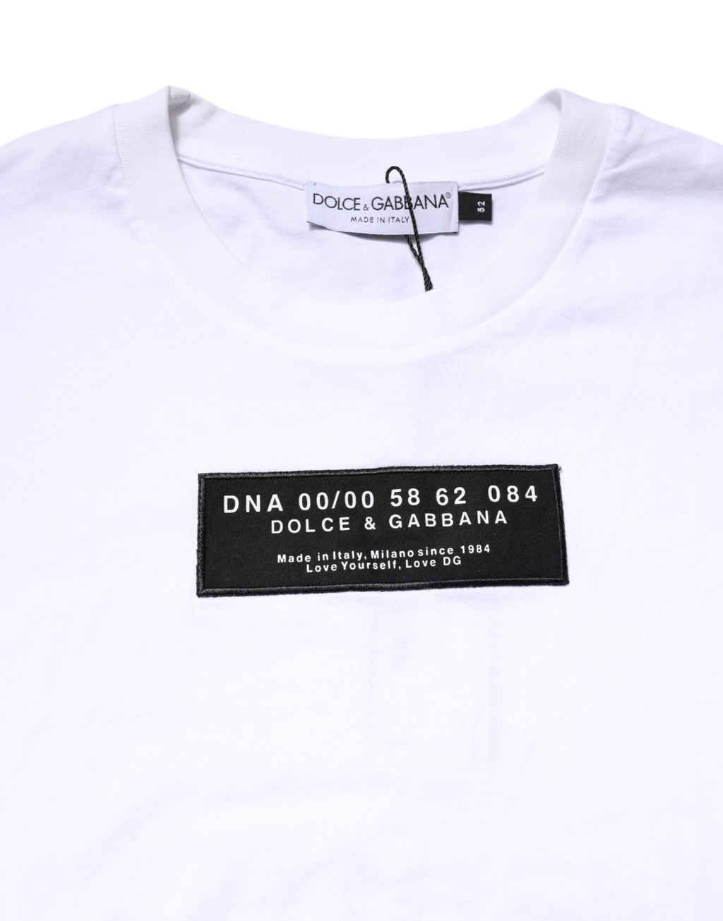 T-shirt blanc en coton Dolce & Gabbana avec logo patch sur le col rond, décontracté et stylé.