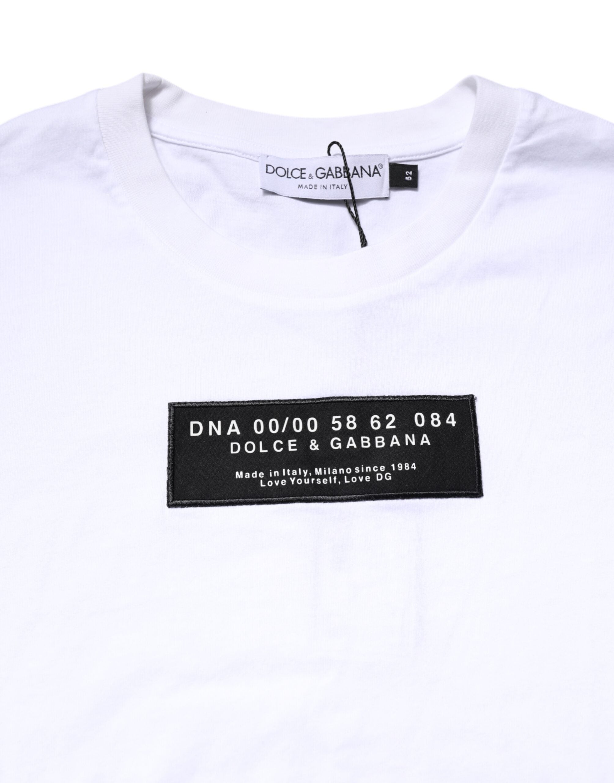 T-shirt blanc en coton Dolce & Gabbana avec logo patch sur le col rond, décontracté et stylé.