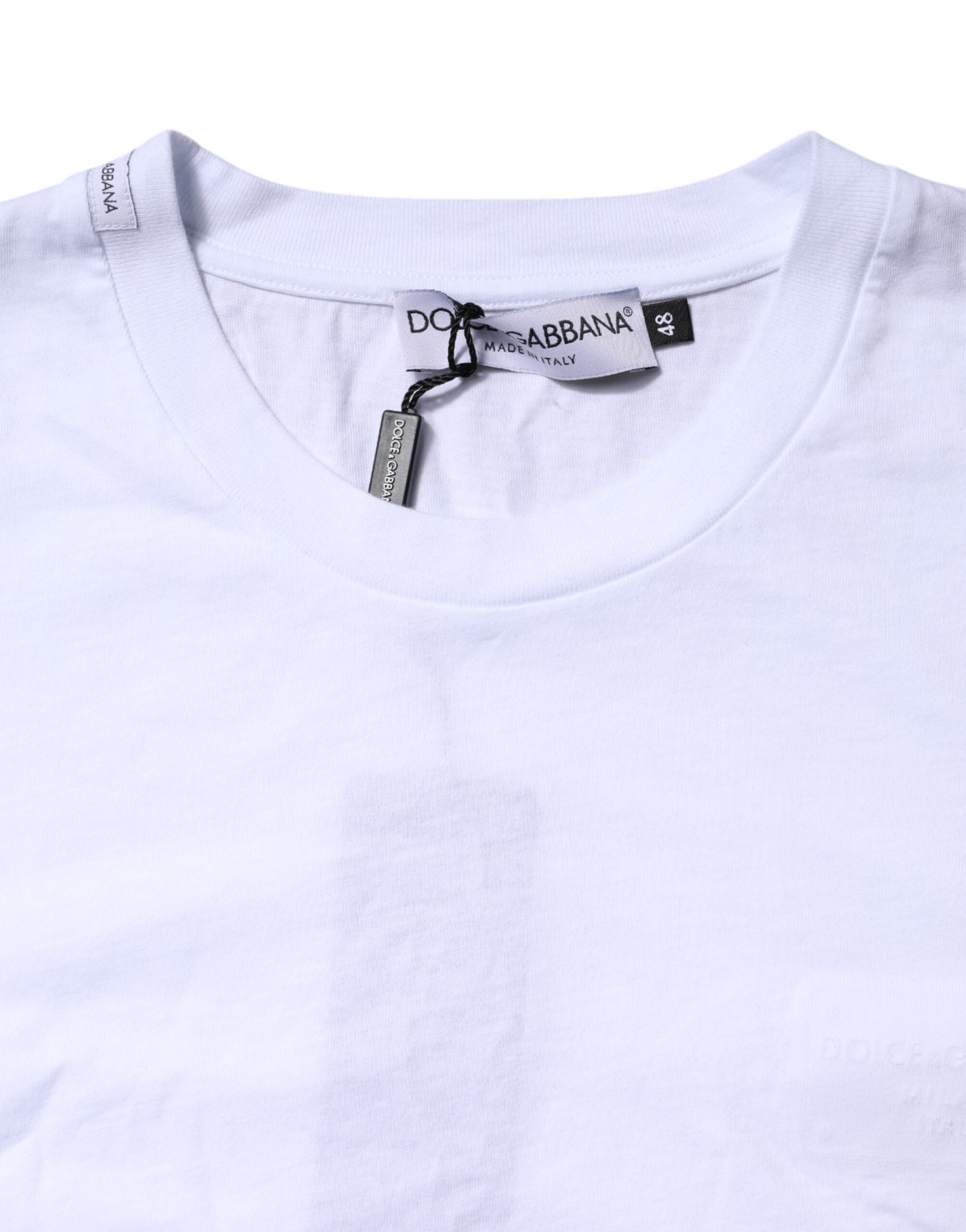 T-shirt à col rond blanc Dolce & Gabbana en coton avec patch logo sur la poitrine, style décontracté et élégant.