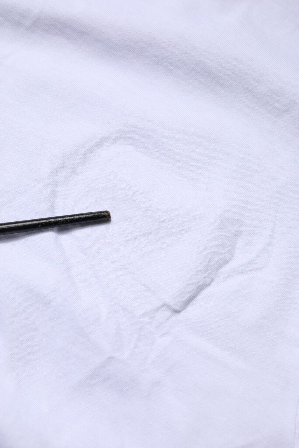 T-shirt blanc en coton Dolce & Gabbana avec logo brodé et col rond, vue de face montrant la poitrine et le patch logo.