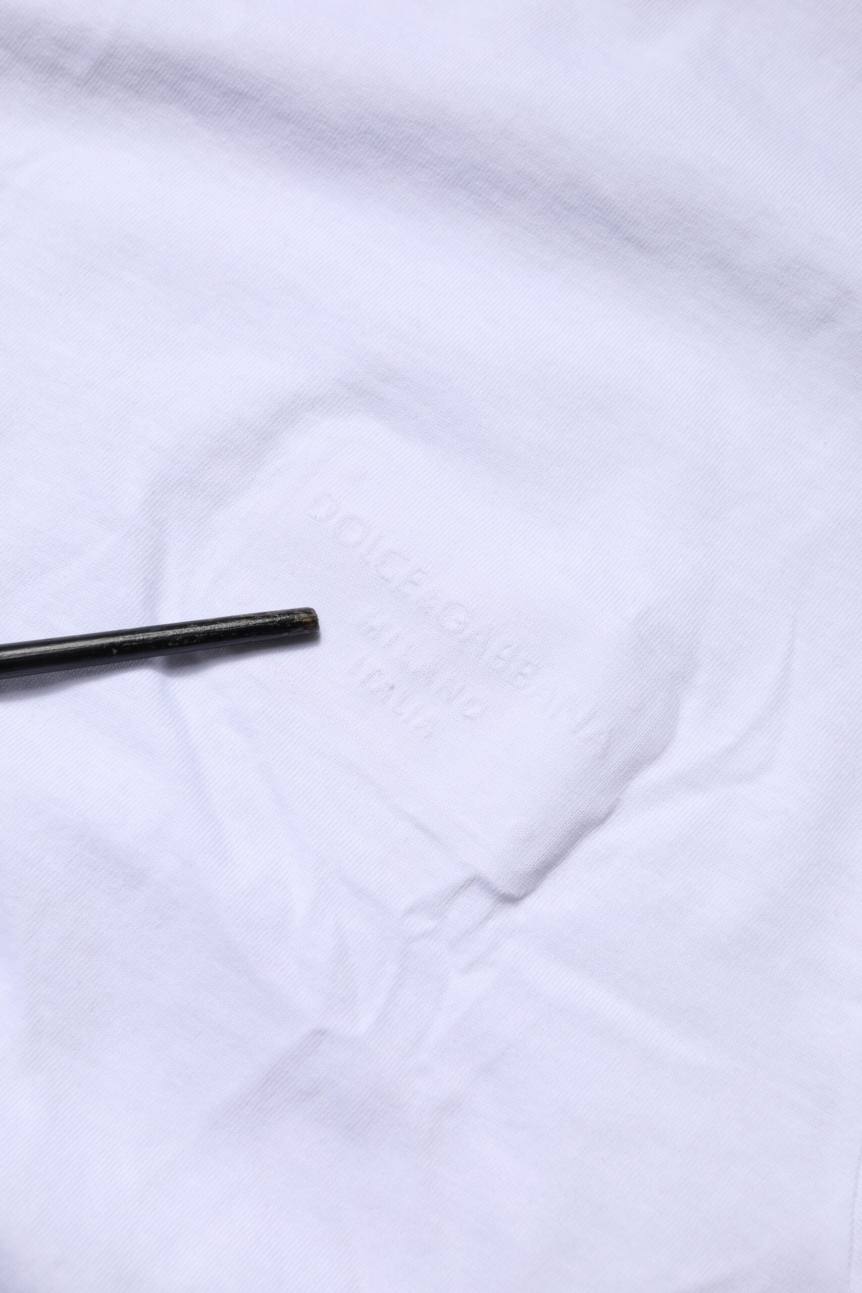 T-shirt blanc en coton Dolce & Gabbana avec logo brodé et col rond, vue de face montrant la poitrine et le patch logo.