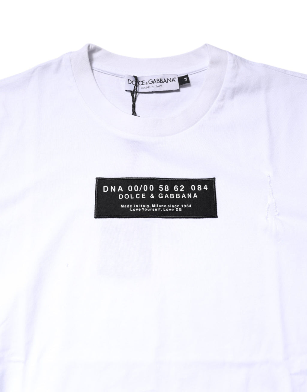 T-shirt blanc en coton Dolce & Gabbana avec patch logo sur le col ras du cou, vue de face.