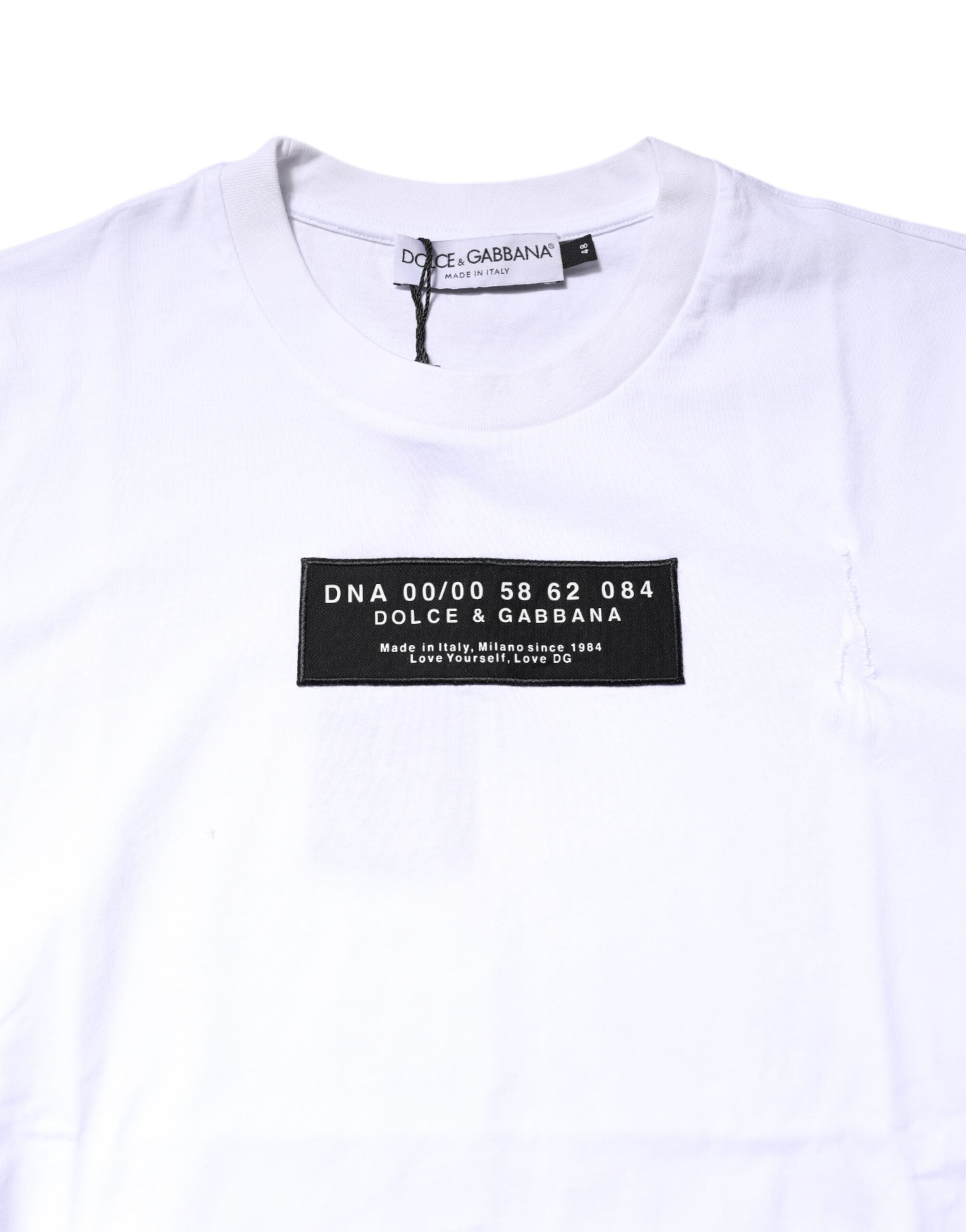 T-shirt blanc en coton Dolce & Gabbana avec patch logo sur le col ras du cou, vue de face.