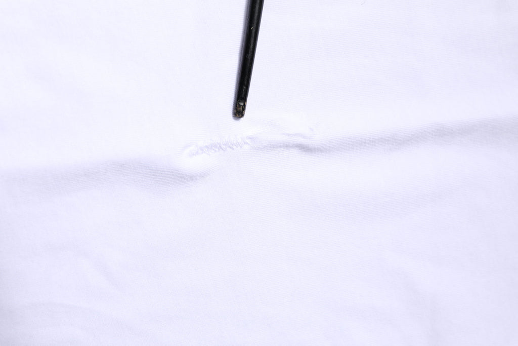 T-shirt blanc en coton Dolce & Gabbana avec logo patch sur le col rond, vue de face.