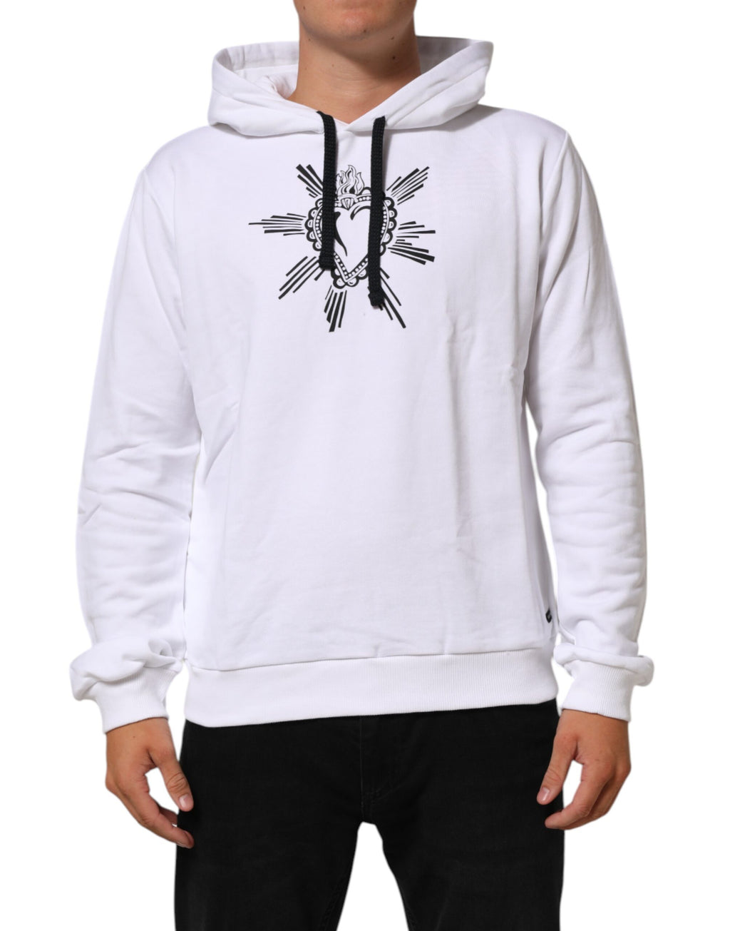 Sweat à capuche blanc Dolce & Gabbana Sacred Heart avec motif cœur sacré, en coton doux, porté sur mannequin.