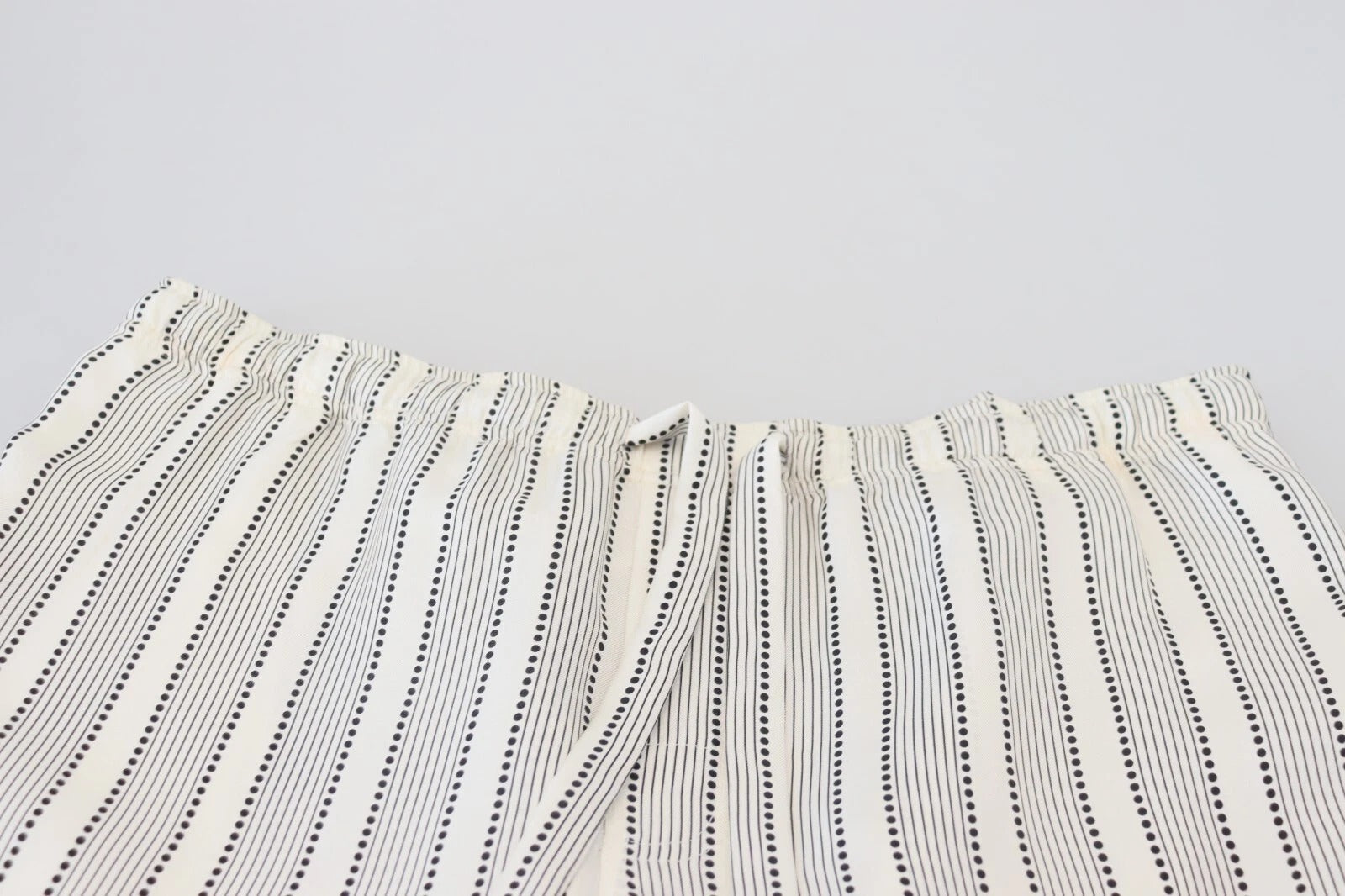 Pantalons de détente en soie blanche à rayures Dolce & Gabbana, style élégant et confortable pour femme.