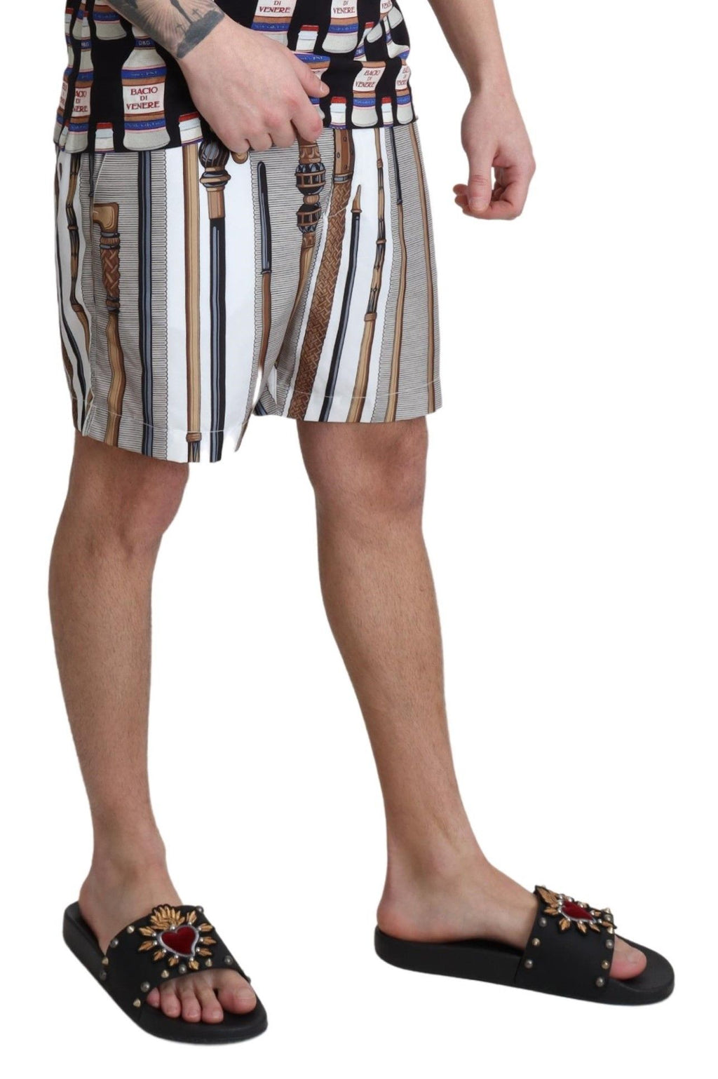 Shorts de bain Dolce & Gabbana blancs pour homme, style short de plage avec motif élégant, portés sur un mannequin.
