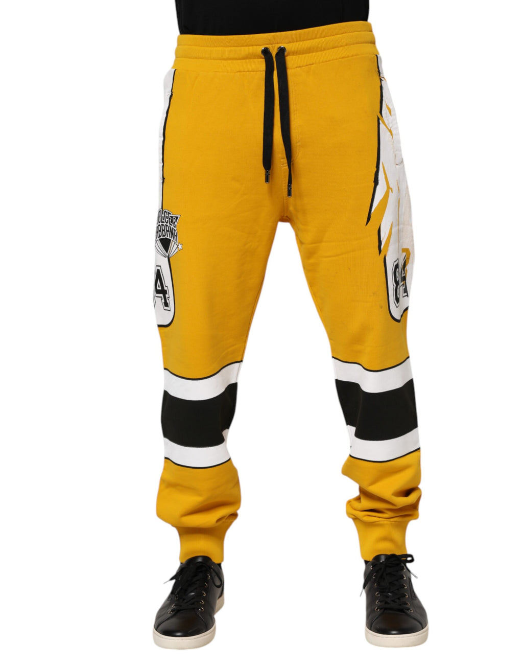Pantalon de jogging Dolce & Gabbana en coton jaune avec imprimé, style décontracté et confortable, vue frontale.