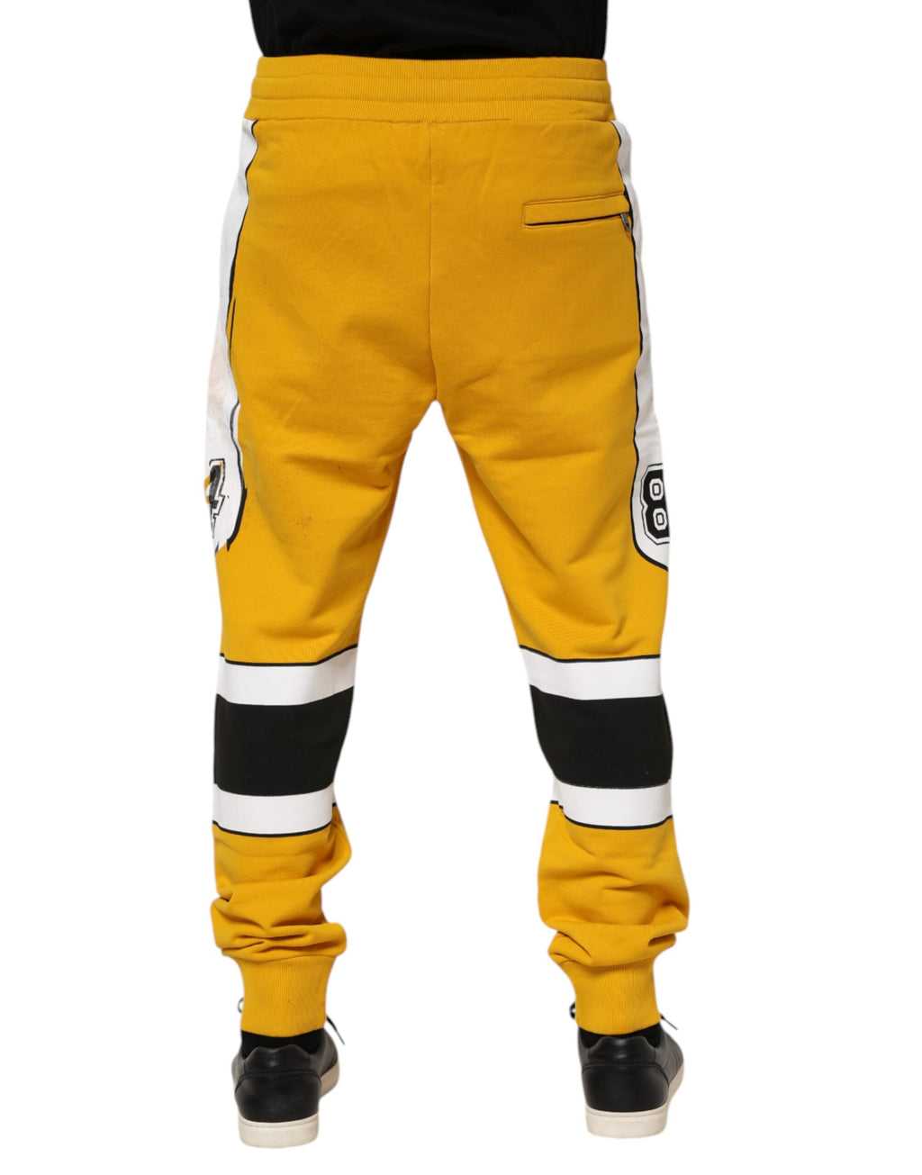 Pantalons jogger en coton jaune imprimé de Dolce & Gabbana, style décontracté et confortable, visible avec détails de design.