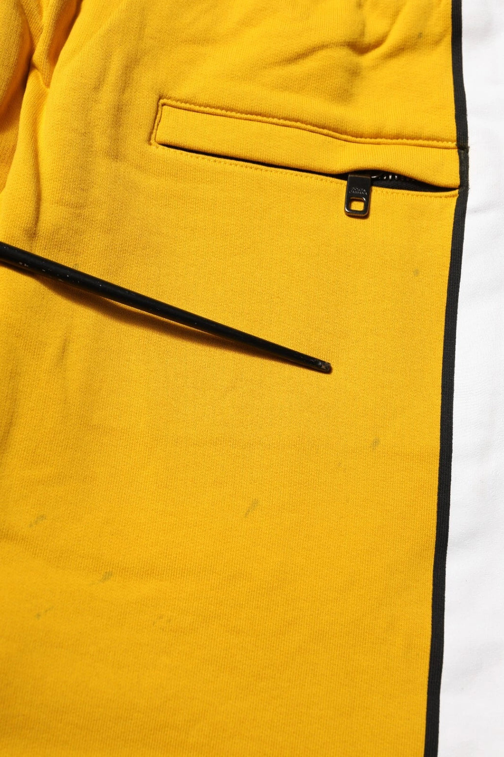 Pantalon jogging Dolce & Gabbana en coton jaune, style décontracté avec cordons à la taille et poches latérales.