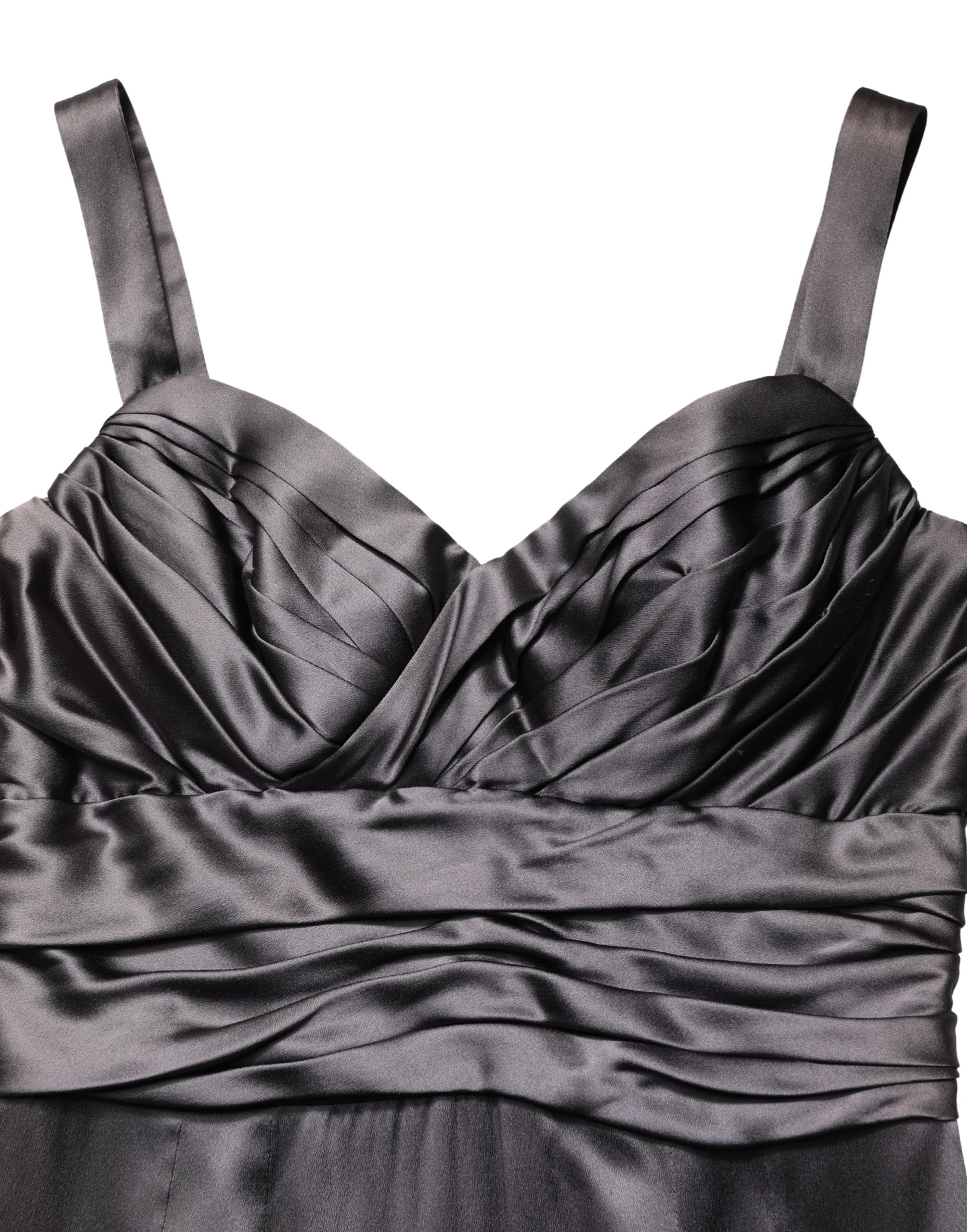 Robe noire en satin sans manches de Dolce & Gabbana avec décolleté en cœur, élégante et sophistiquée.