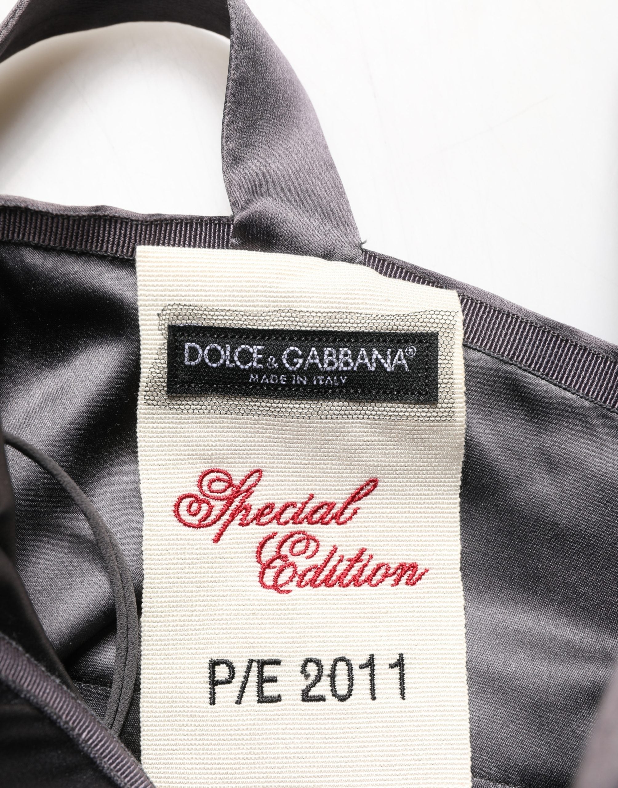 Robe sans manches en satin noir de Dolce & Gabbana avec décolleté en forme de cœur, élégante et sophistiquée.