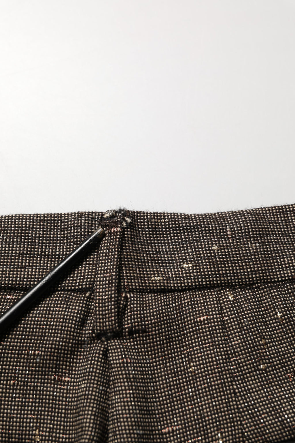 Pantalons cigarette marron foncé à taille haute de Dolce & Gabbana, coupe tapered, en tissu élégant.