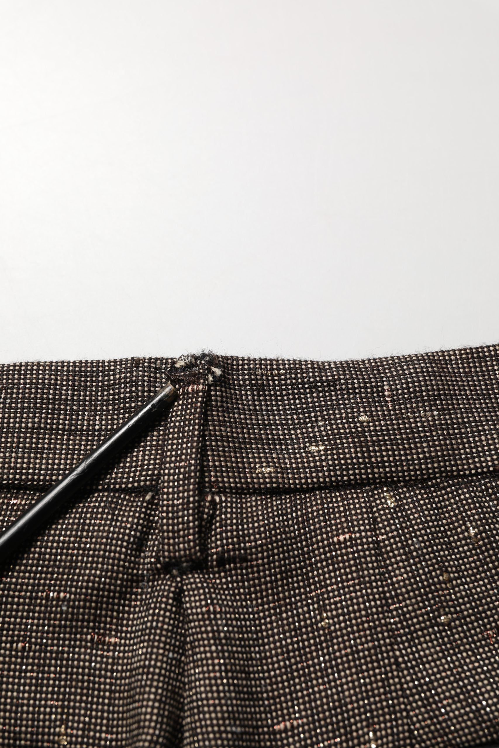 Pantalons cigarette marron foncé à taille haute de Dolce & Gabbana, coupe tapered, en tissu élégant.