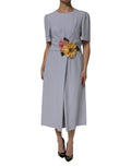 Robe midi moulante Dolce & Gabbana en viscose gris avec manches courtes, silhouette élégante et tissu fluide.