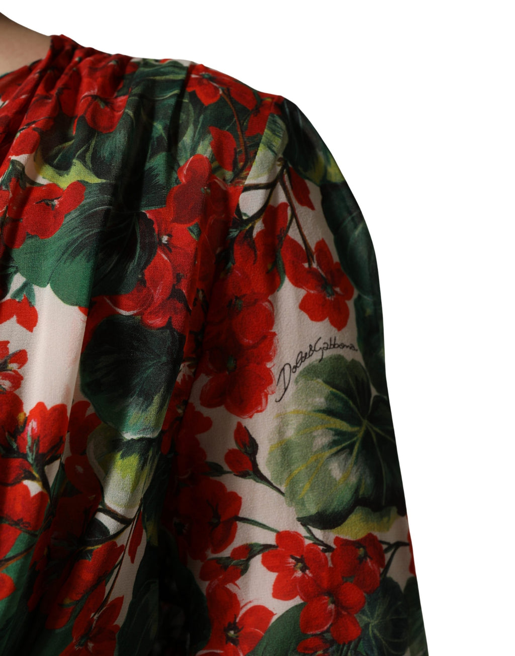 Robe longue Dolce & Gabbana à manches longues, à fleurs multicolores et décolleté en V, élégante et féminine.