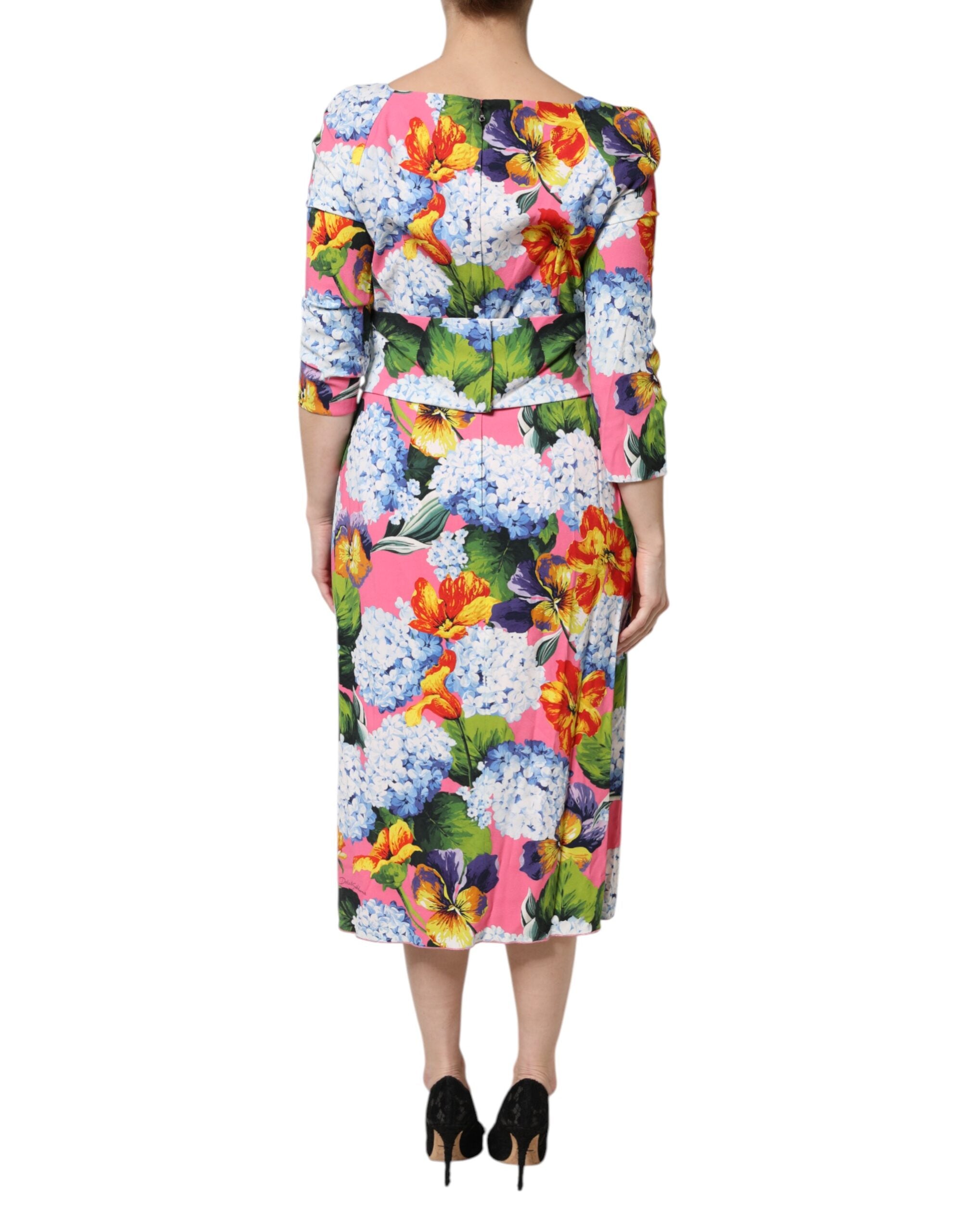 Robe midi plissée Dolce & Gabbana à fleurs multicolores, silhouette coupe chemise, élégante et féminine.