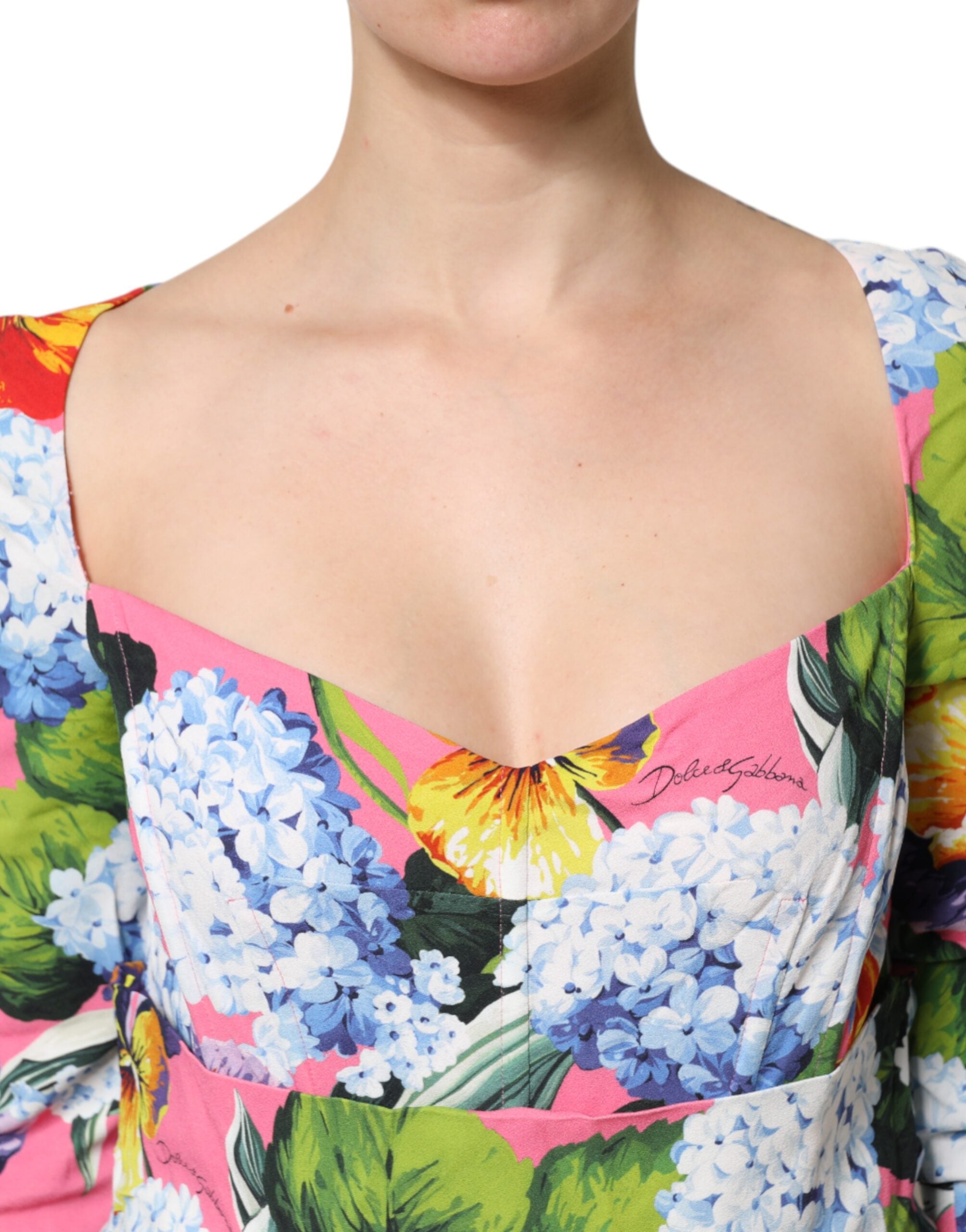 Robe midi à fleurs multicolores plissée de Dolce & Gabbana, robe droite élégante avec motif floral vibrant.