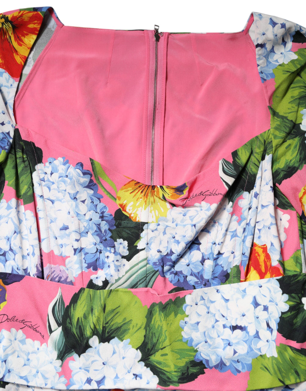 Robe midi plissée Dolce & Gabbana à fleurs multicolores, coupe ajustée et élégante pour femme.