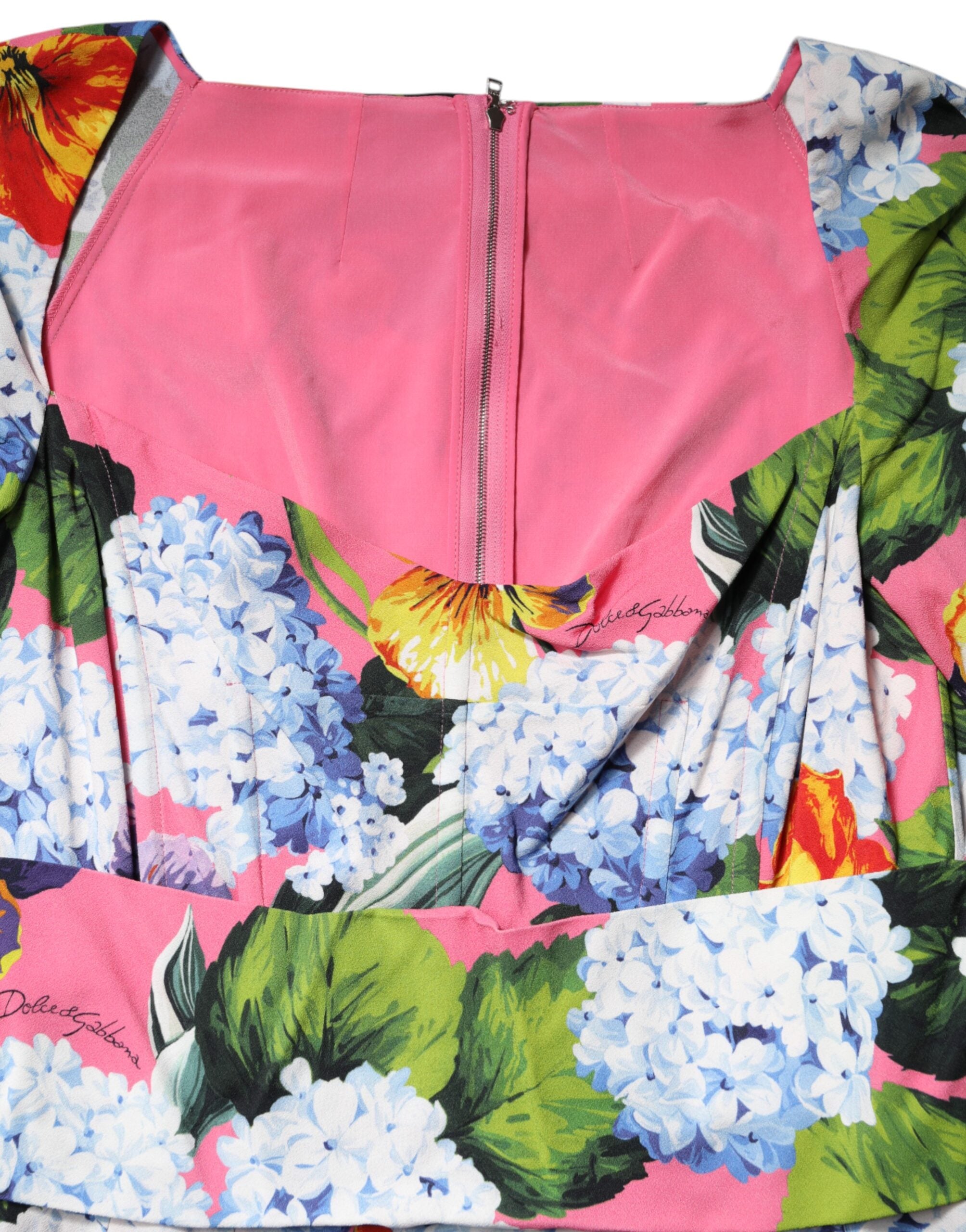 Robe midi plissée Dolce & Gabbana à fleurs multicolores, coupe ajustée et élégante pour femme.