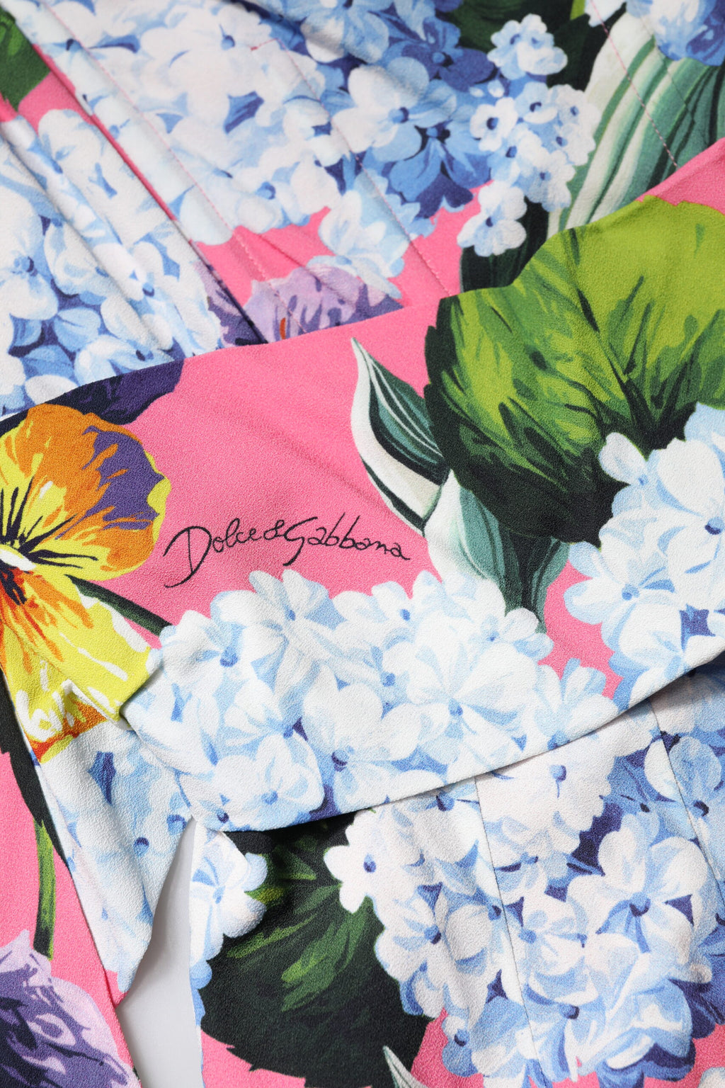 Robe midi plissée à fleurs multicolores de marque Dolce & Gabbana, style robe droite élégante avec motifs floraux vibrants.