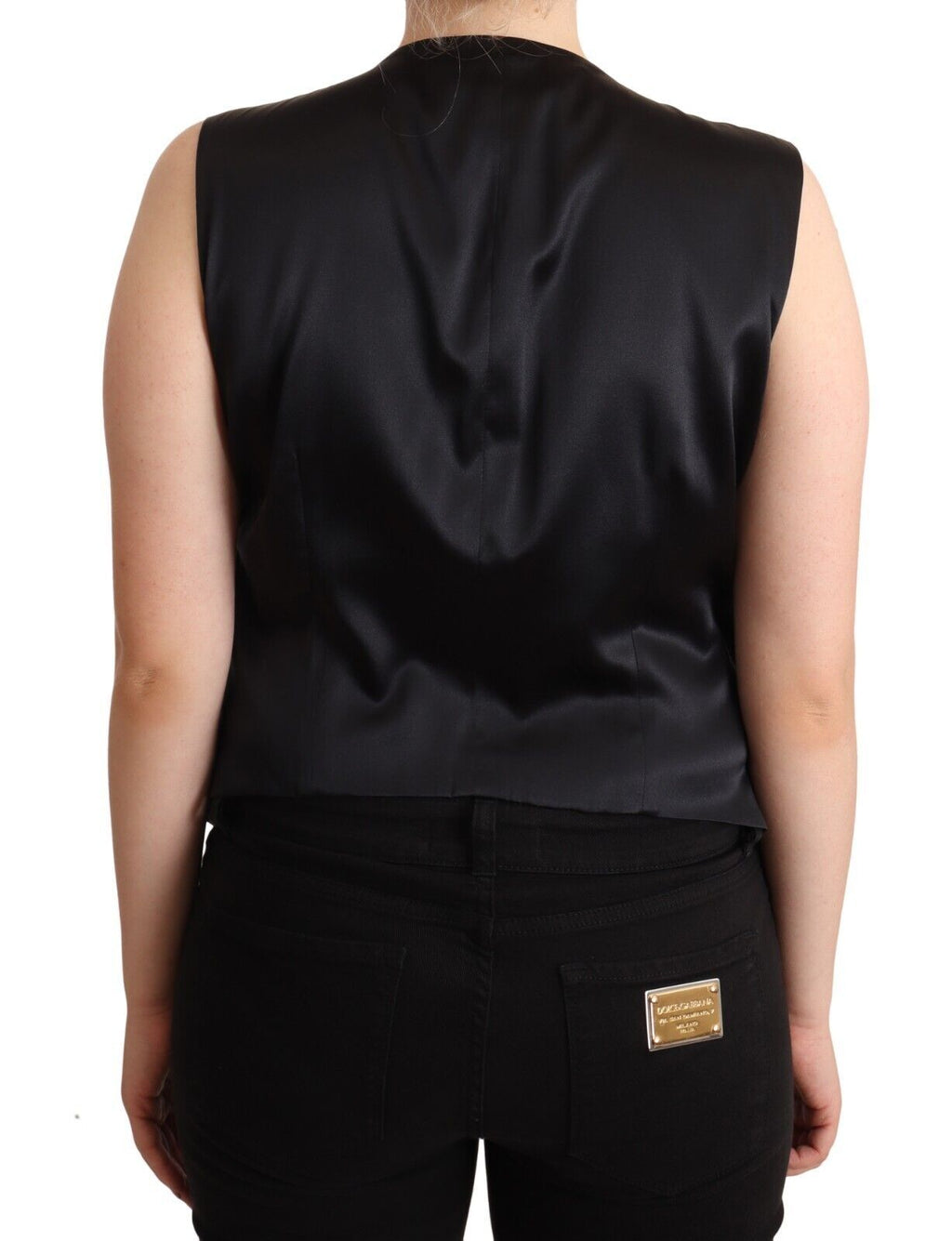 Gilet sans manches noir Dolce & Gabbana avec boutons, porté sur un mannequin, élégant et tendance.