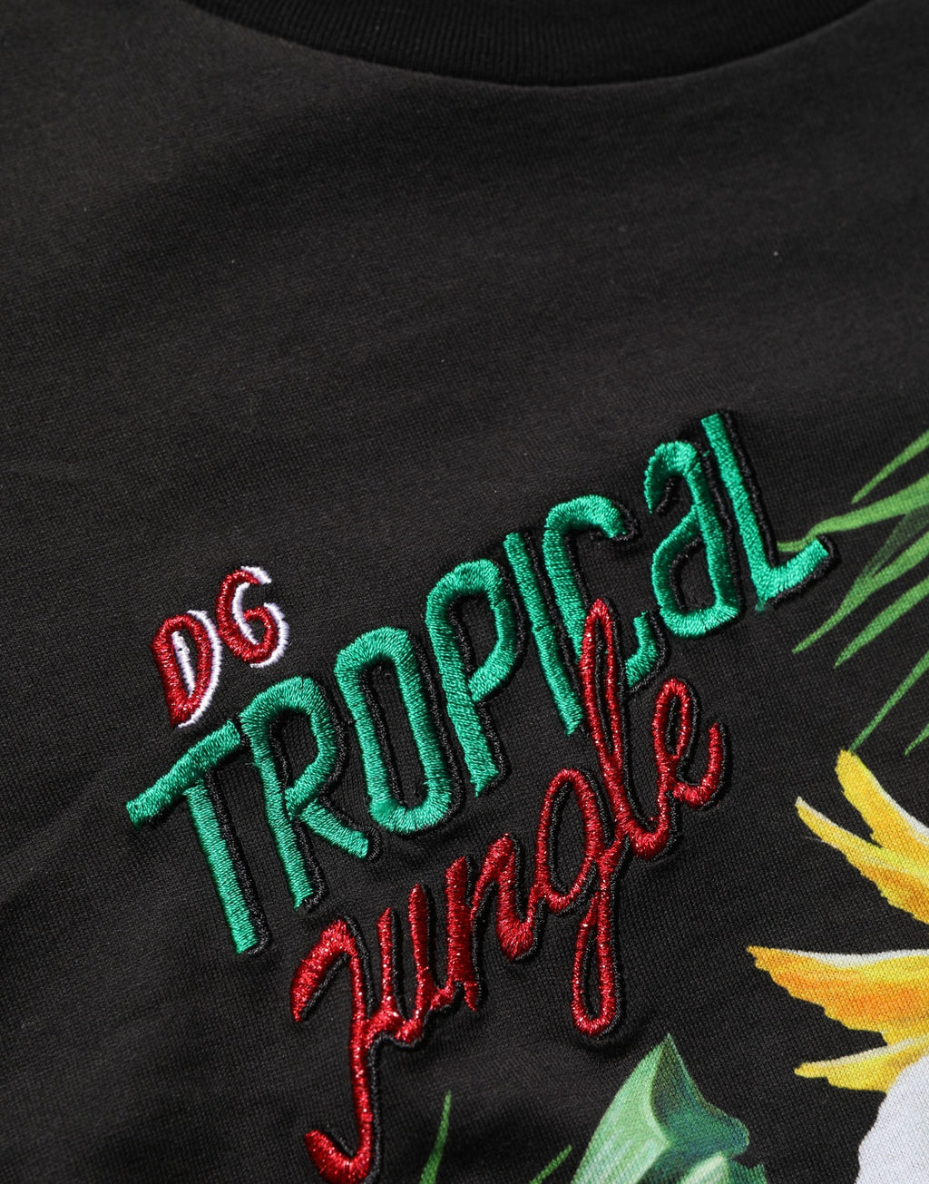 T-shirt rond noir Dolce & Gabbana avec motif tropical jungle, design élégant et graphique, vue d'ensemble du t-shirt.