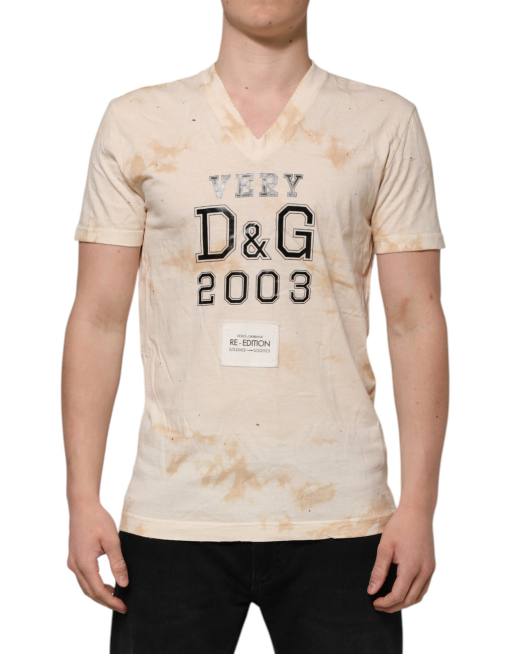 T-shirt à manches courtes et col en V de Dolce & Gabbana, beige avec logo imprimé, design élégant et décontracté.