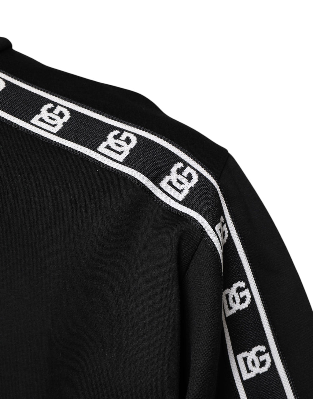 T-shirt à col roulé noir Dolce & Gabbana en coton avec imprimé DG, porté sur mannequin, vue de face.