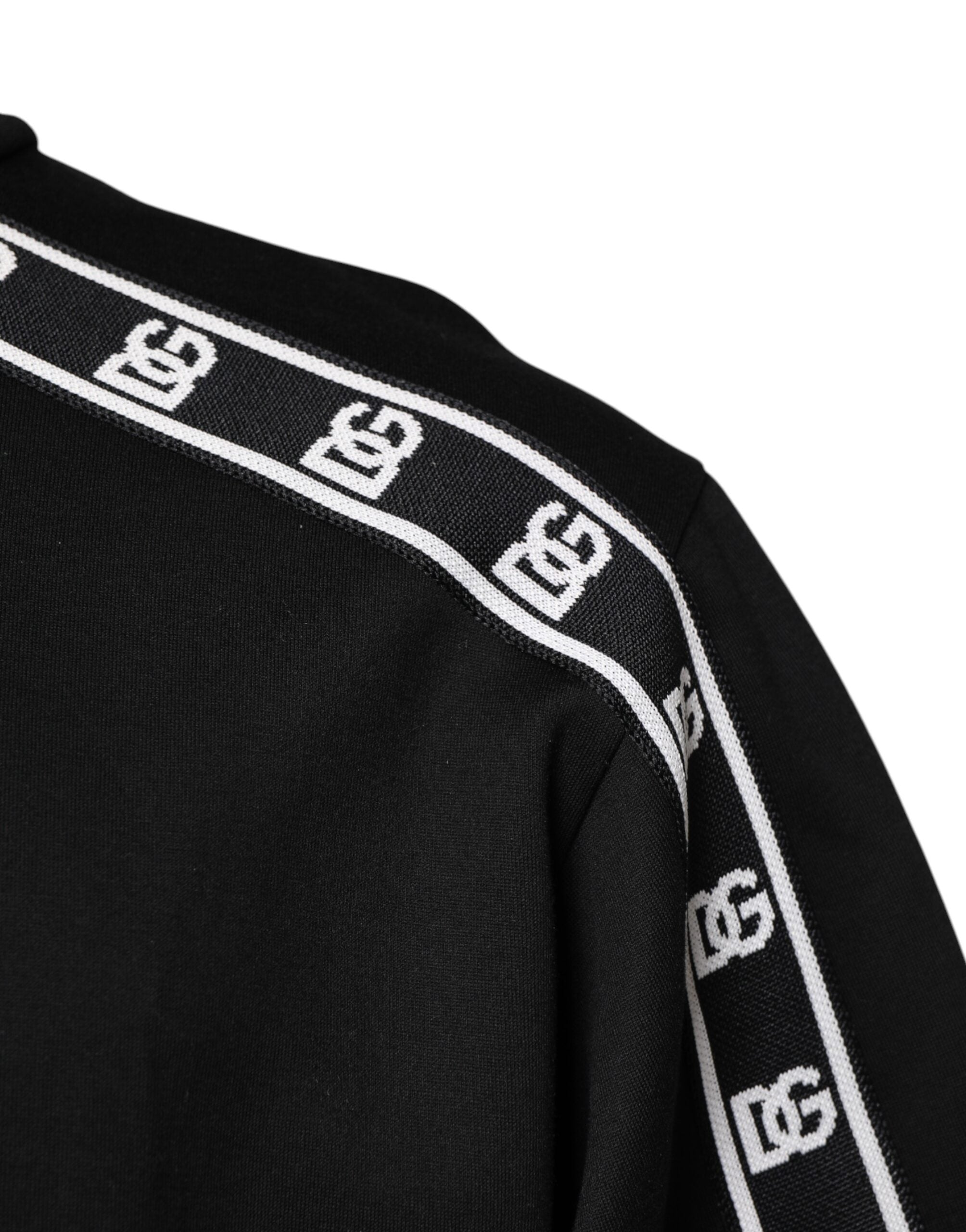 T-shirt à col roulé noir Dolce & Gabbana en coton avec imprimé DG, porté sur mannequin, vue de face.
