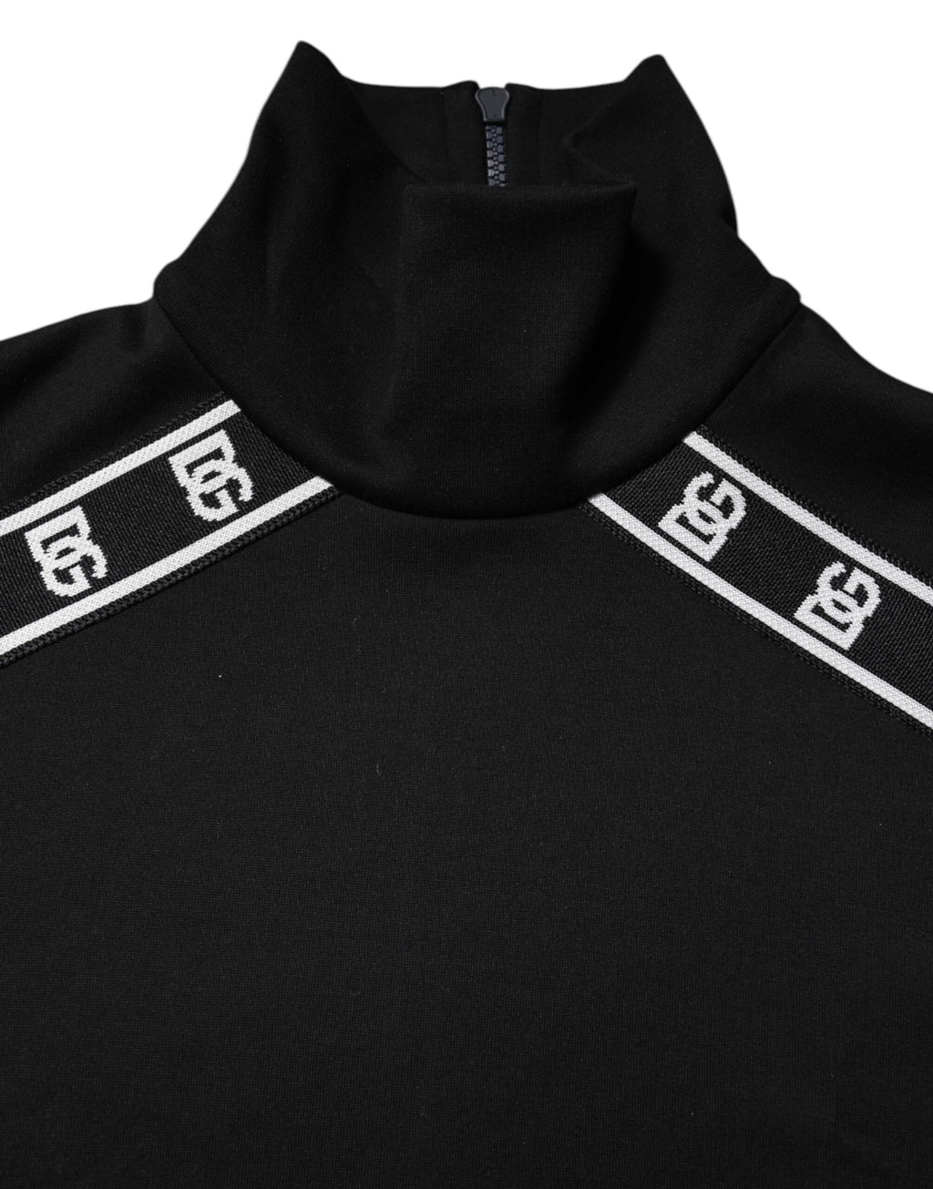 T-shirt noir en coton avec imprimé DG de Dolce & Gabbana, col roulé, aspect décontracté et élégant visible dans l'image.