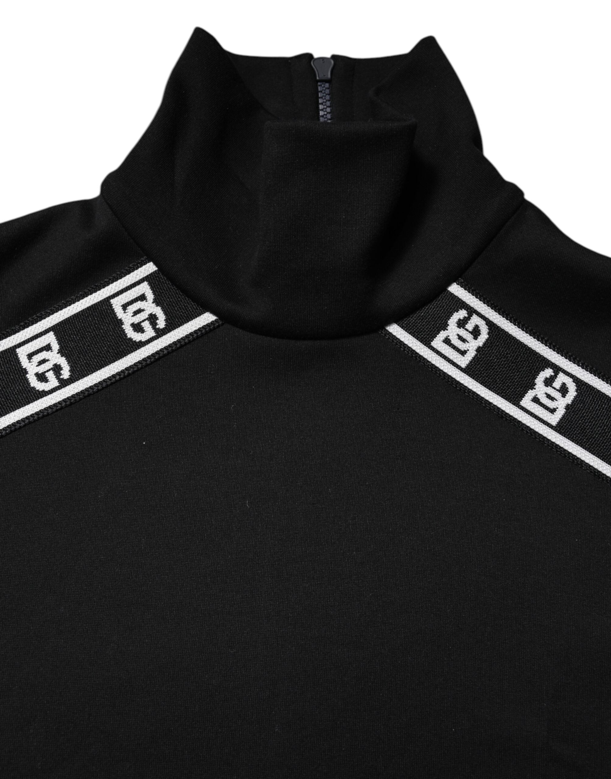 T-shirt noir en coton avec imprimé DG de Dolce & Gabbana, col roulé, aspect décontracté et élégant visible dans l'image.