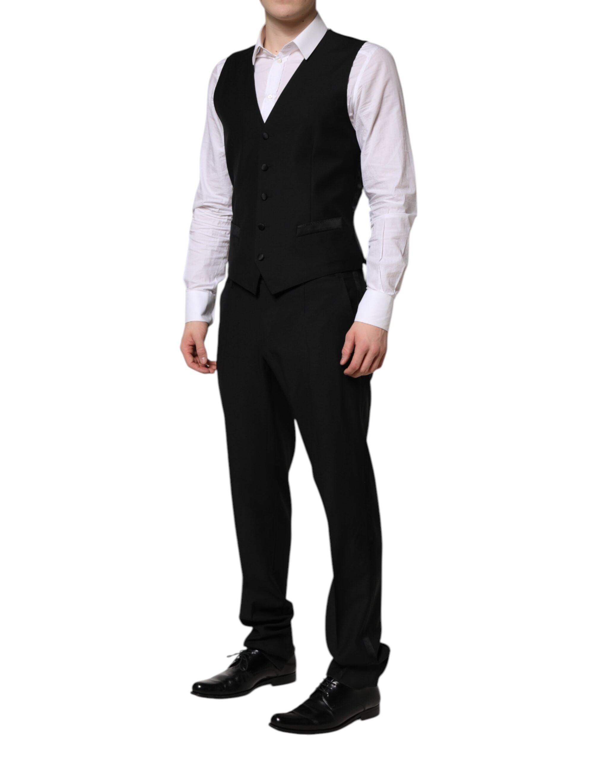 Costume noir Dolce & Gabbana Martini en trois pièces avec cristaux, élégant et sophistiqué, visible détails du tissu et embellissements.