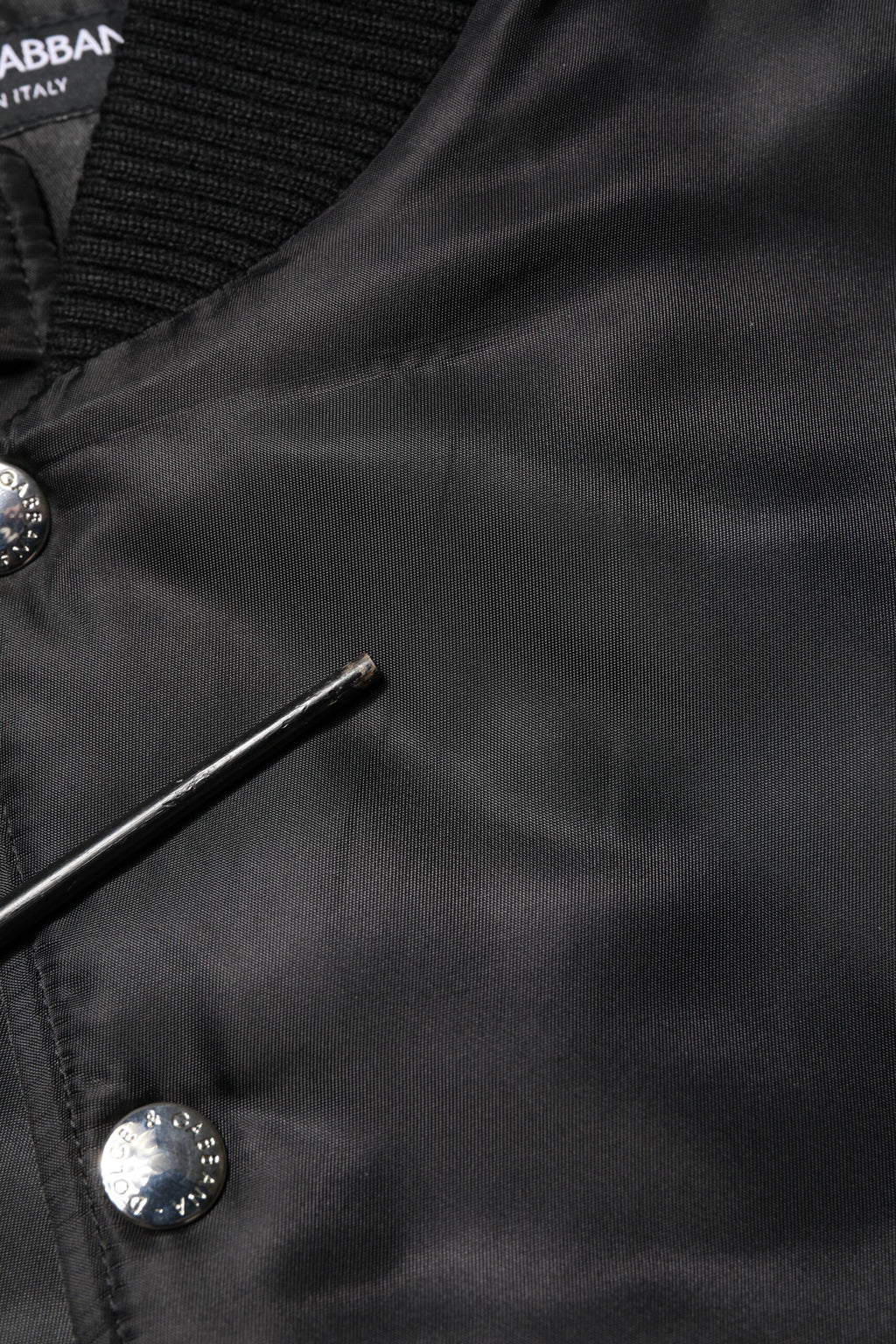 Veste bomber noire en polyester Dolce & Gabbana avec plaque logo, manches longues et style élégant.