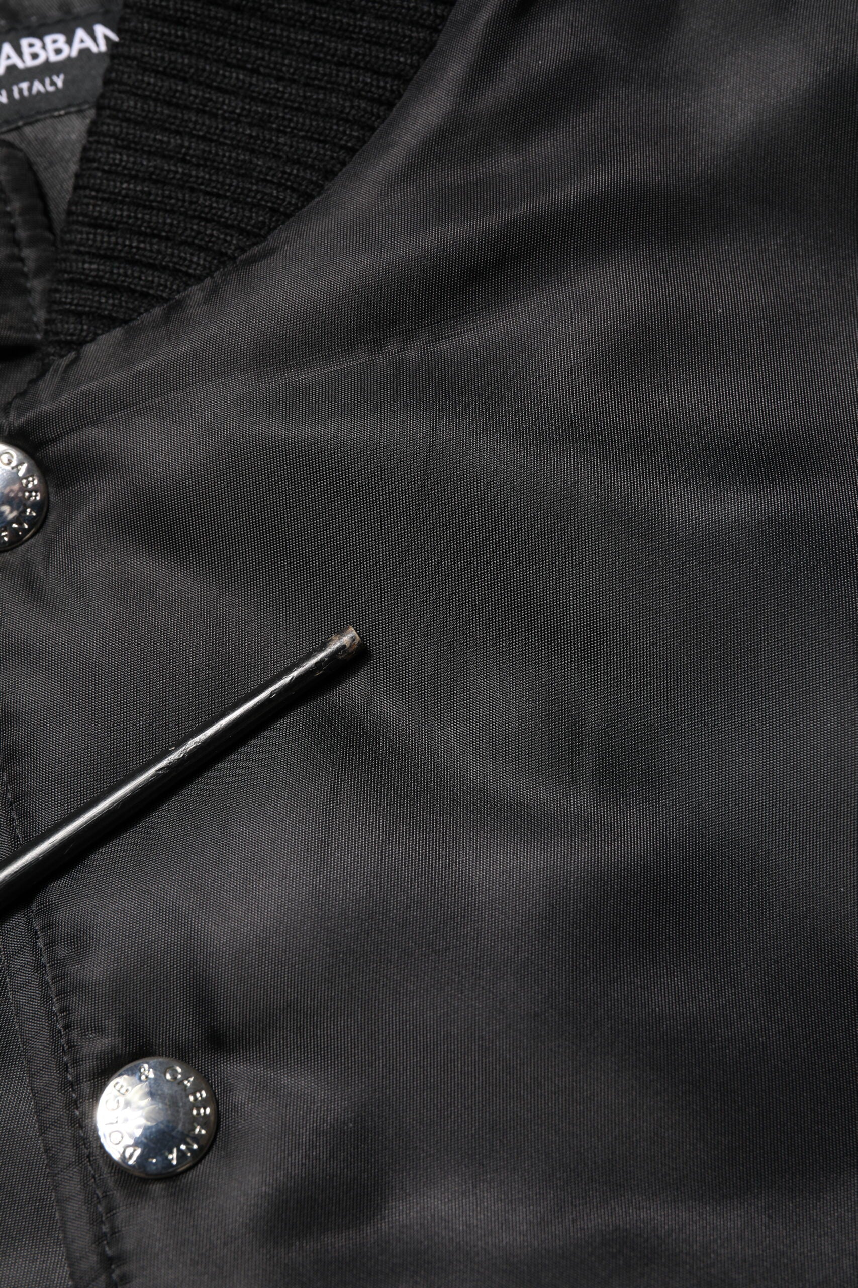 Veste bomber noire en polyester Dolce & Gabbana avec plaque logo, manches longues et style élégant.