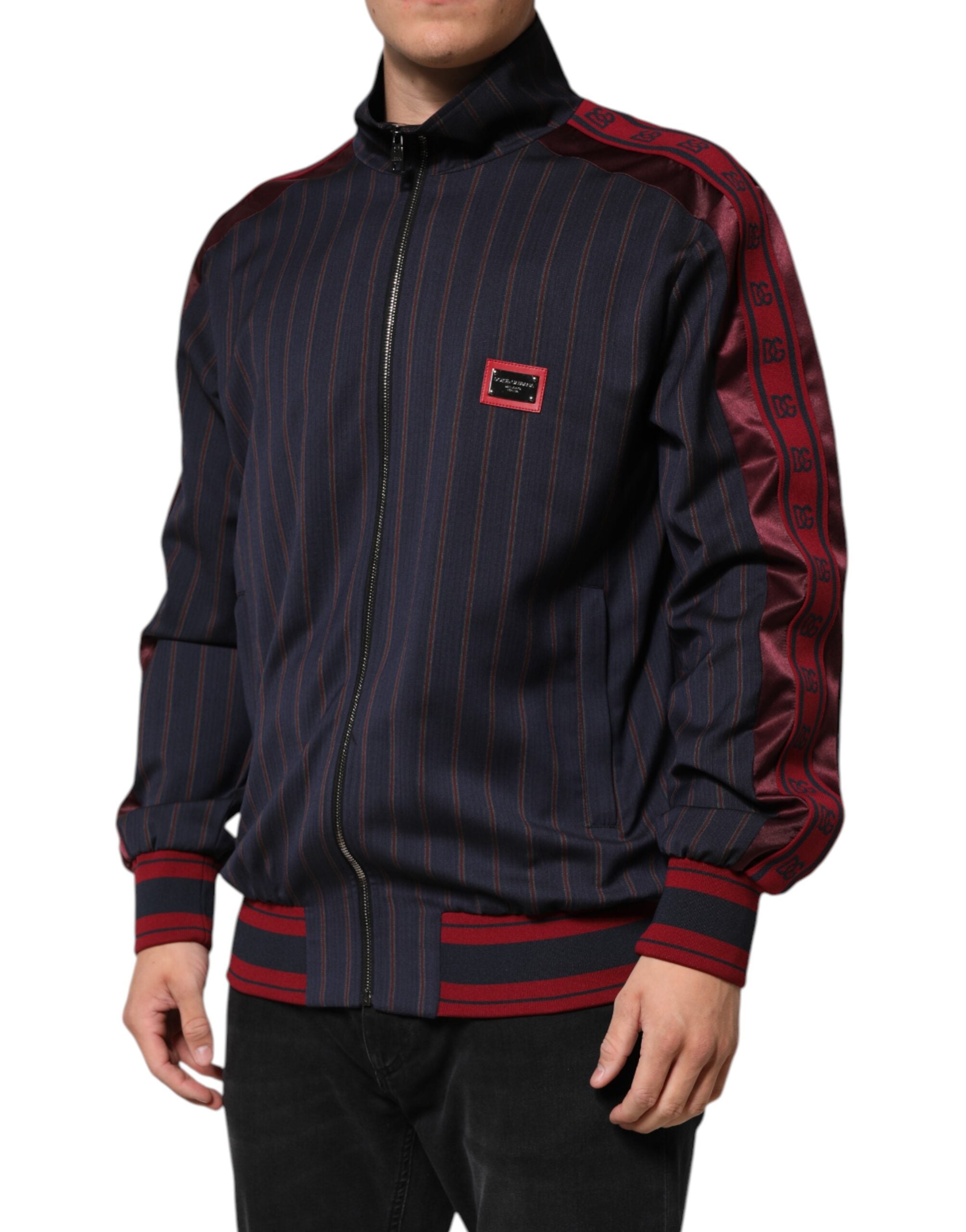 Veste zippée Dolce & Gabbana à rayures bleues et rouges avec logo en plaque sur la poitrine, style élégant et décontracté.