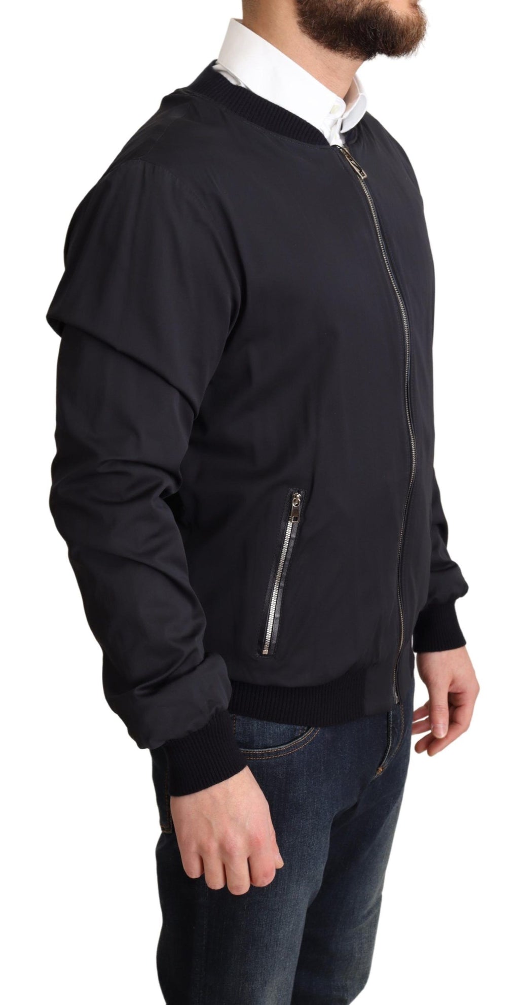 Manteau court en soie bleue Dolce & Gabbana pour homme, style bomber avec col et manches ajustés, mode élégante et sophistiquée.