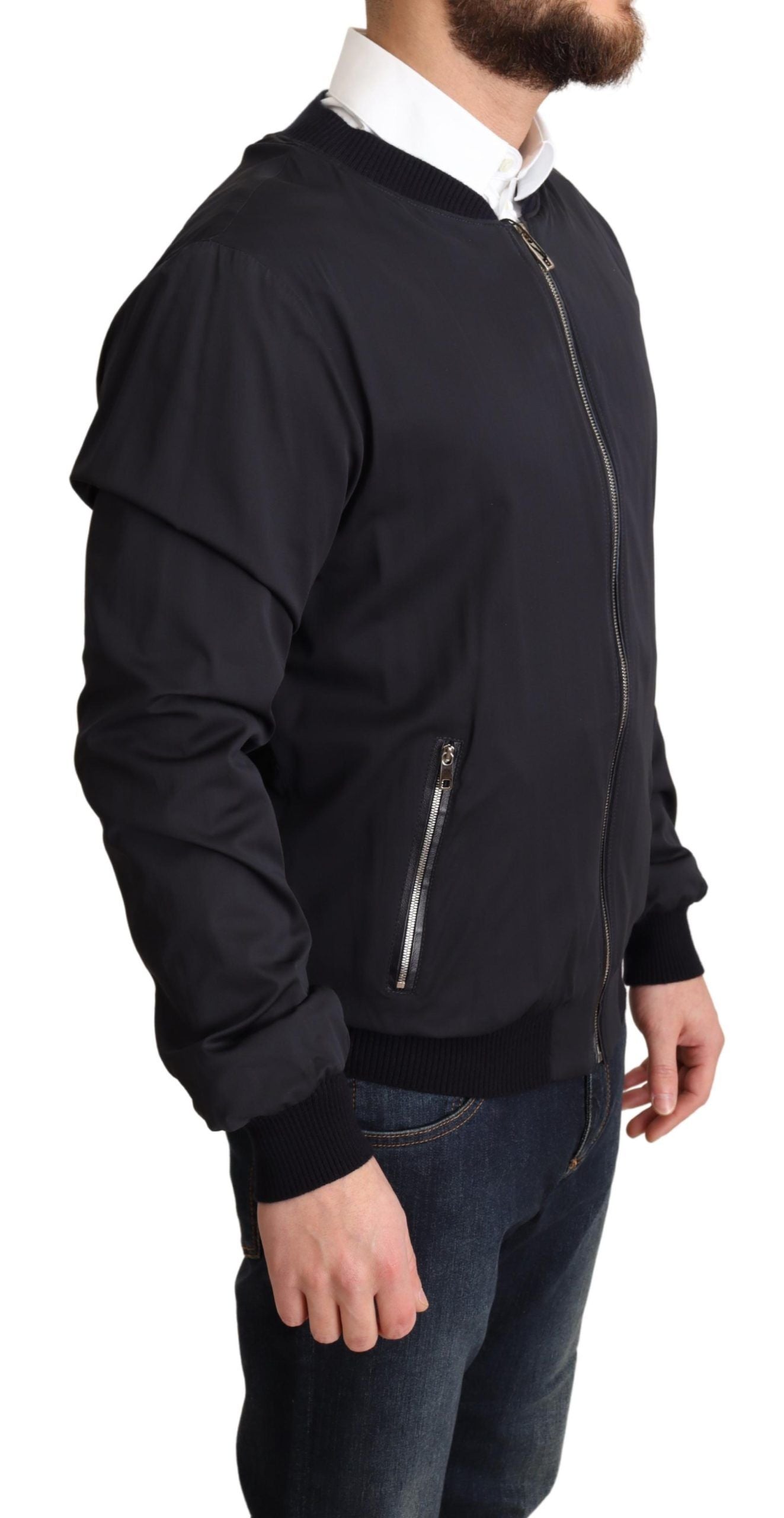 Manteau court en soie bleue Dolce & Gabbana pour homme, style bomber avec col et manches ajustés, mode élégante et sophistiquée.