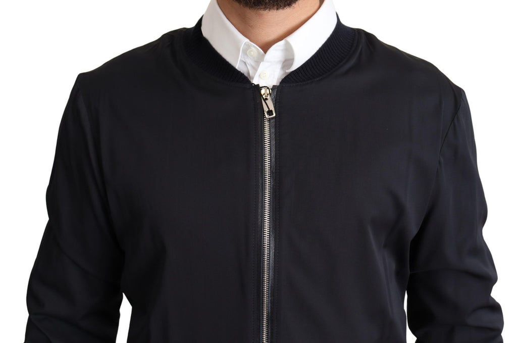 Manteau court en soie bleue Dolce & Gabbana pour homme, veste bomber élégante avec design moderne et détails sophistiqués.
