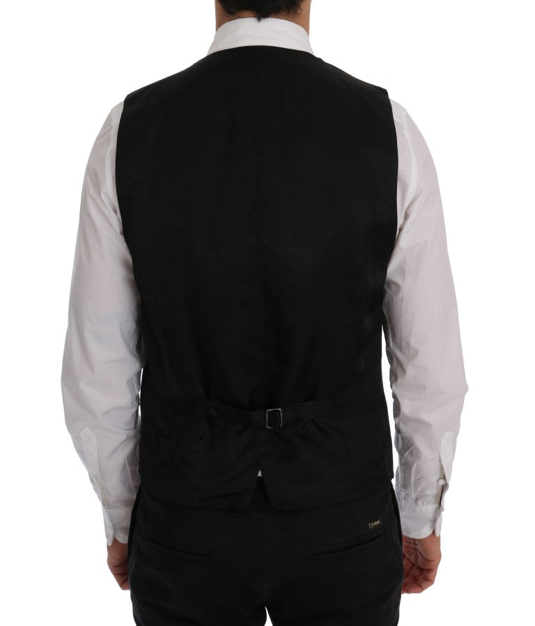 Gilet en laine bleue extensible de Dolce & Gabbana, style élégant et ajusté, porté sur un mannequin.