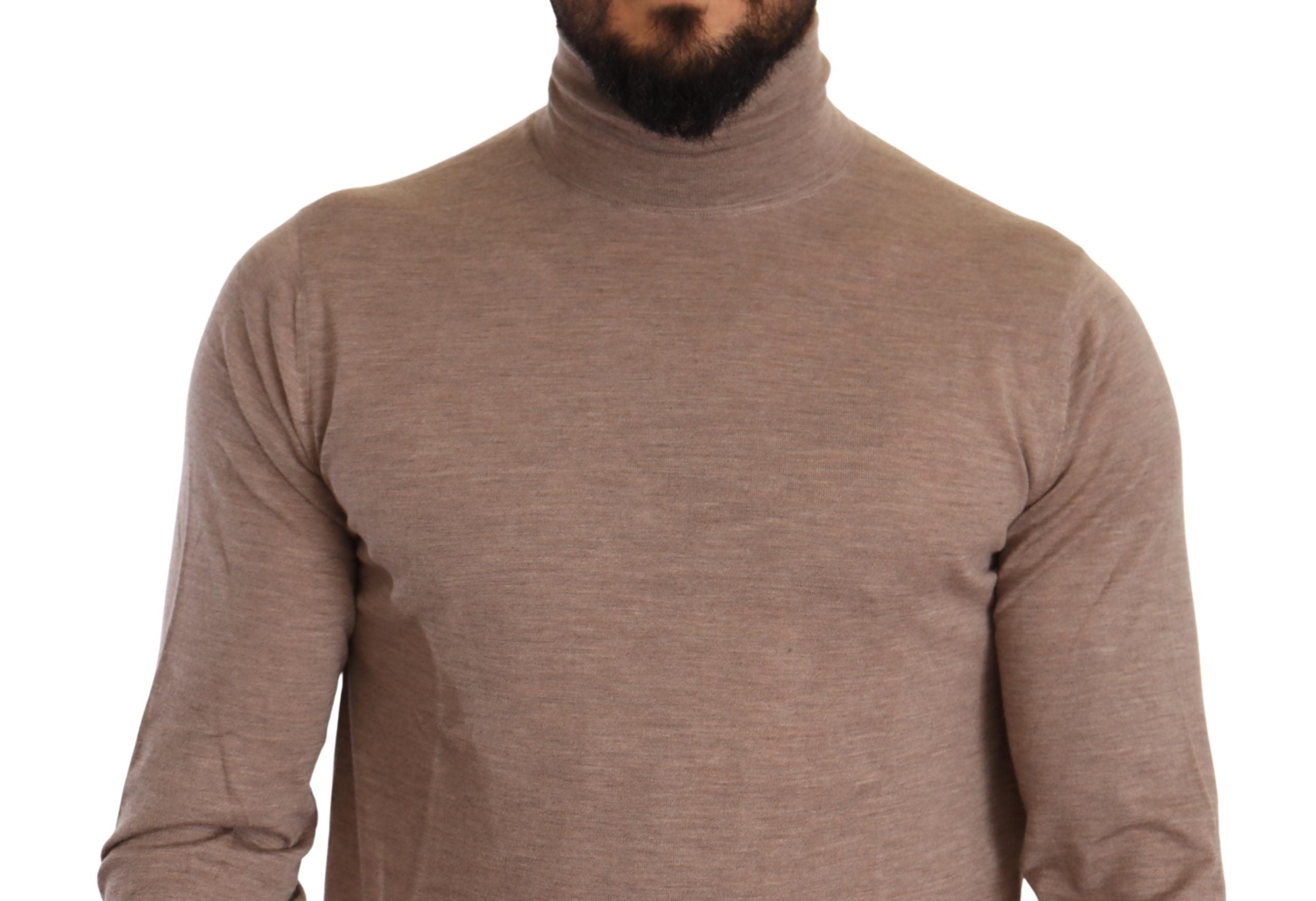 Pull en cachemire marron Dolce & Gabbana à col roulé, doux et élégant, porté sur un mannequin.